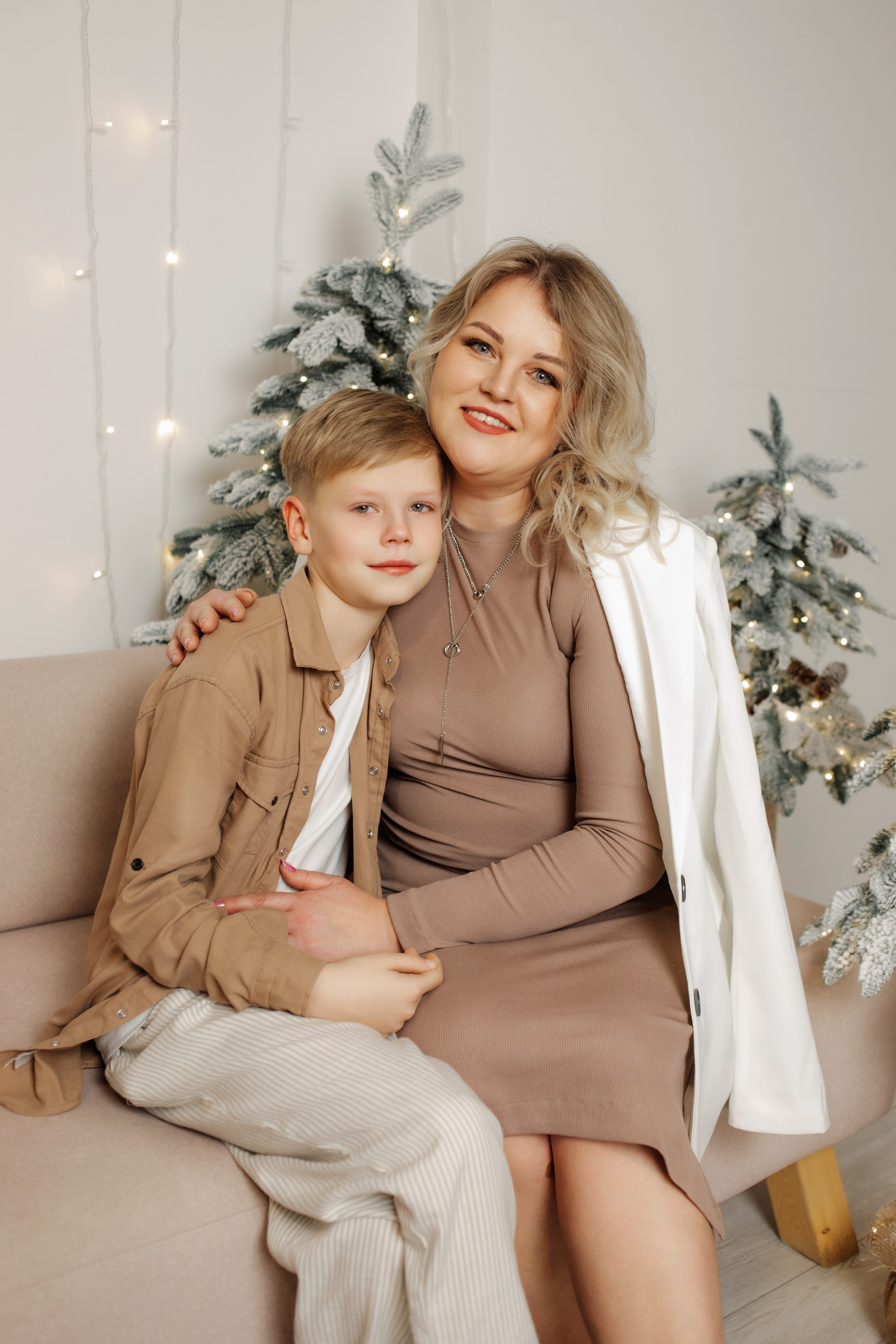 портрет мамы и сына на светлом фоне