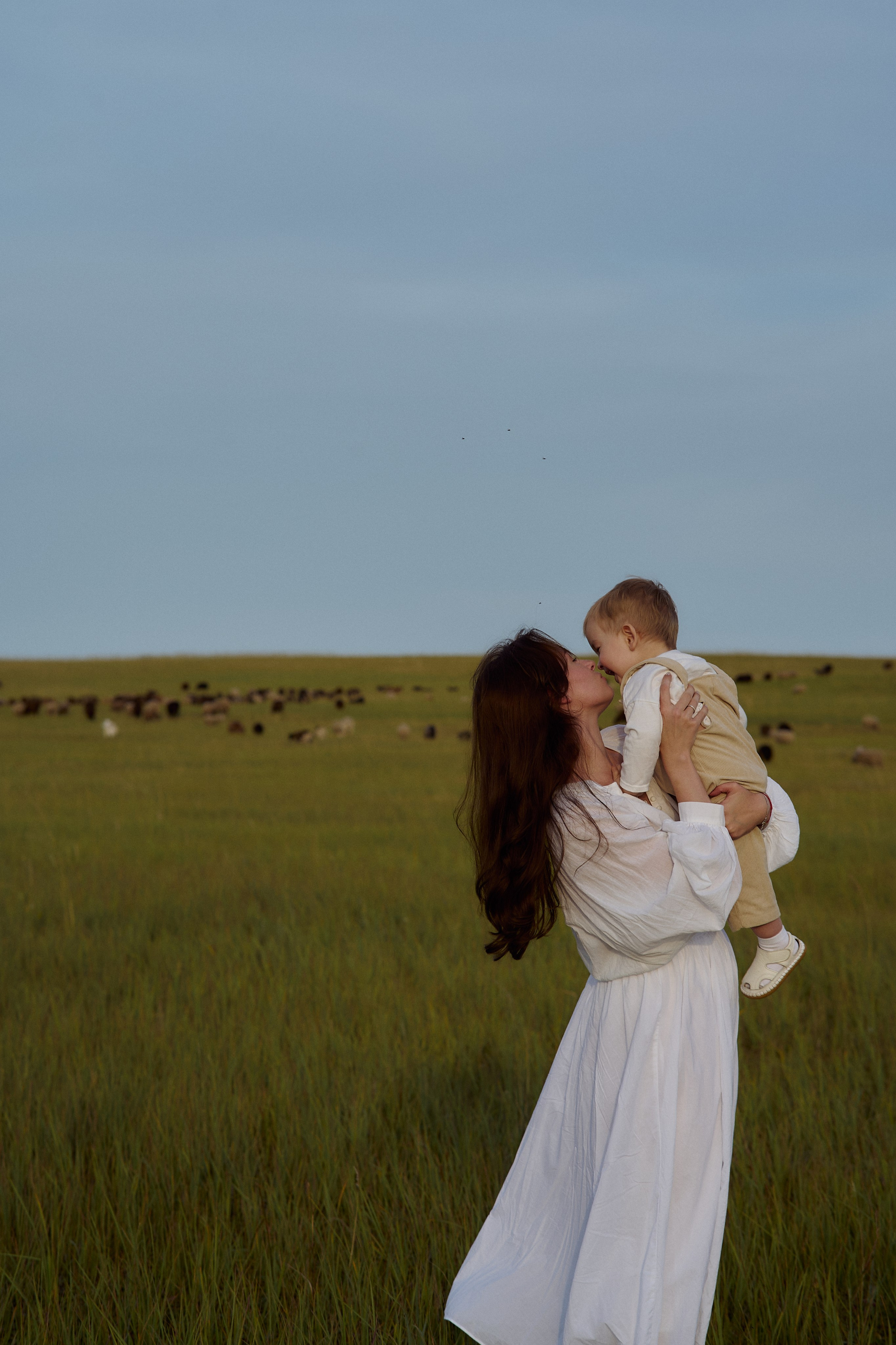 Шамиль, Аня и Марс в поле с барашками. Семейный и свадебный lifestyle-фотограф в Москве Мария Петрова