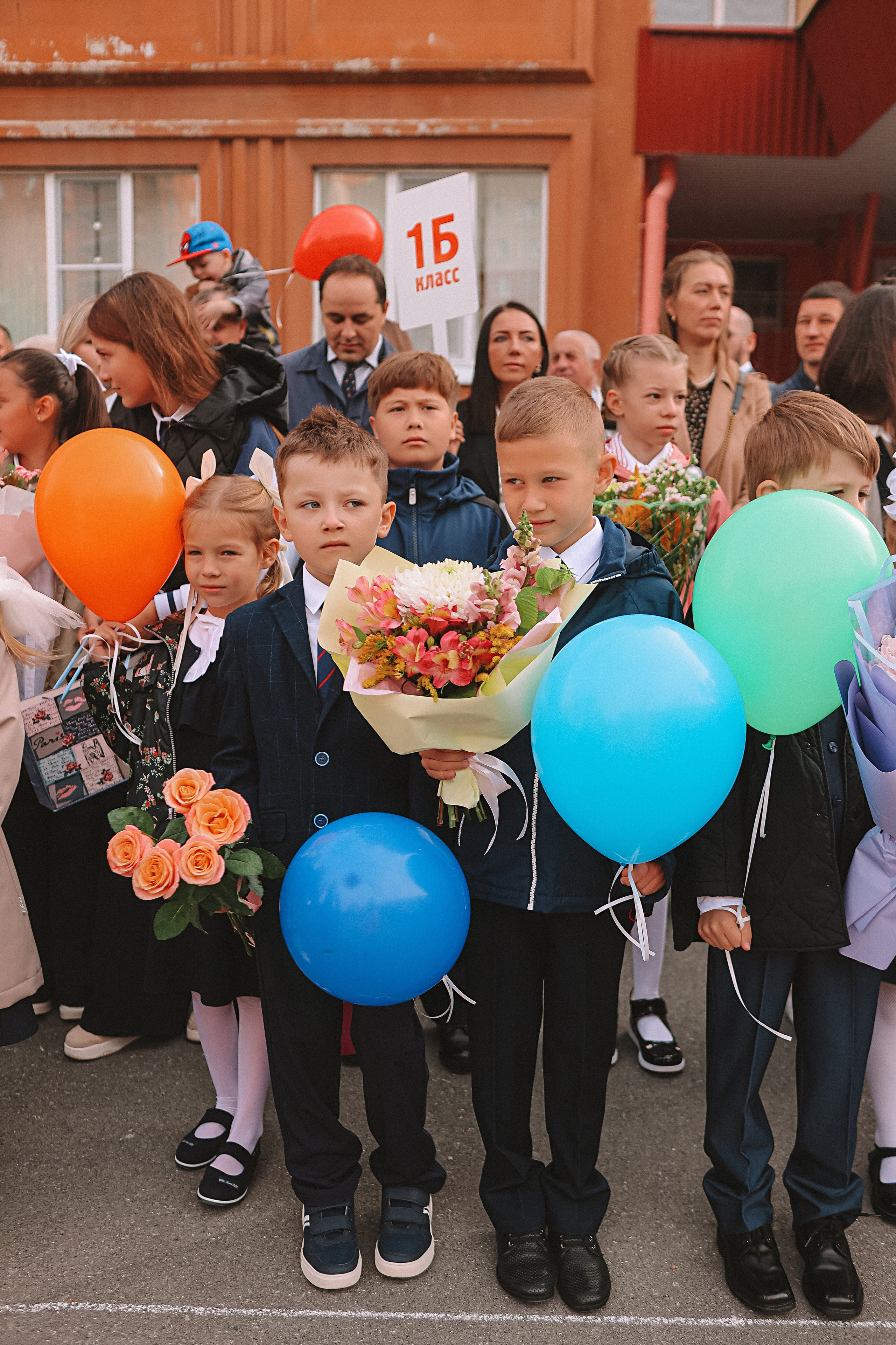 1 сентября линейка+кл час+портреты. Семейный фотограф Тюмень, фотограф на роды Салмина Мария