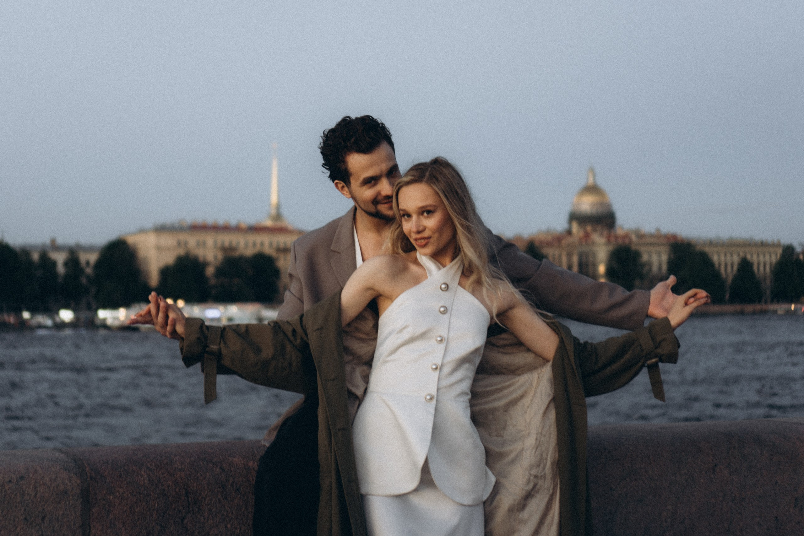 СВАДЕБНАЯ СЬЕМКА ПАРЫ НА РАССВЕТЕ В БЕЛЫЕ НОЧИ И ПРОГУЛКА С РАЗВОДНЫМИ МОСТАМИ И ПИКНИК ВОЗЛЕ ИСАКИЕВСКОГО СОБОРА. Профессиональный фотограф, Санкт-Петербург — Виктория Богомолова