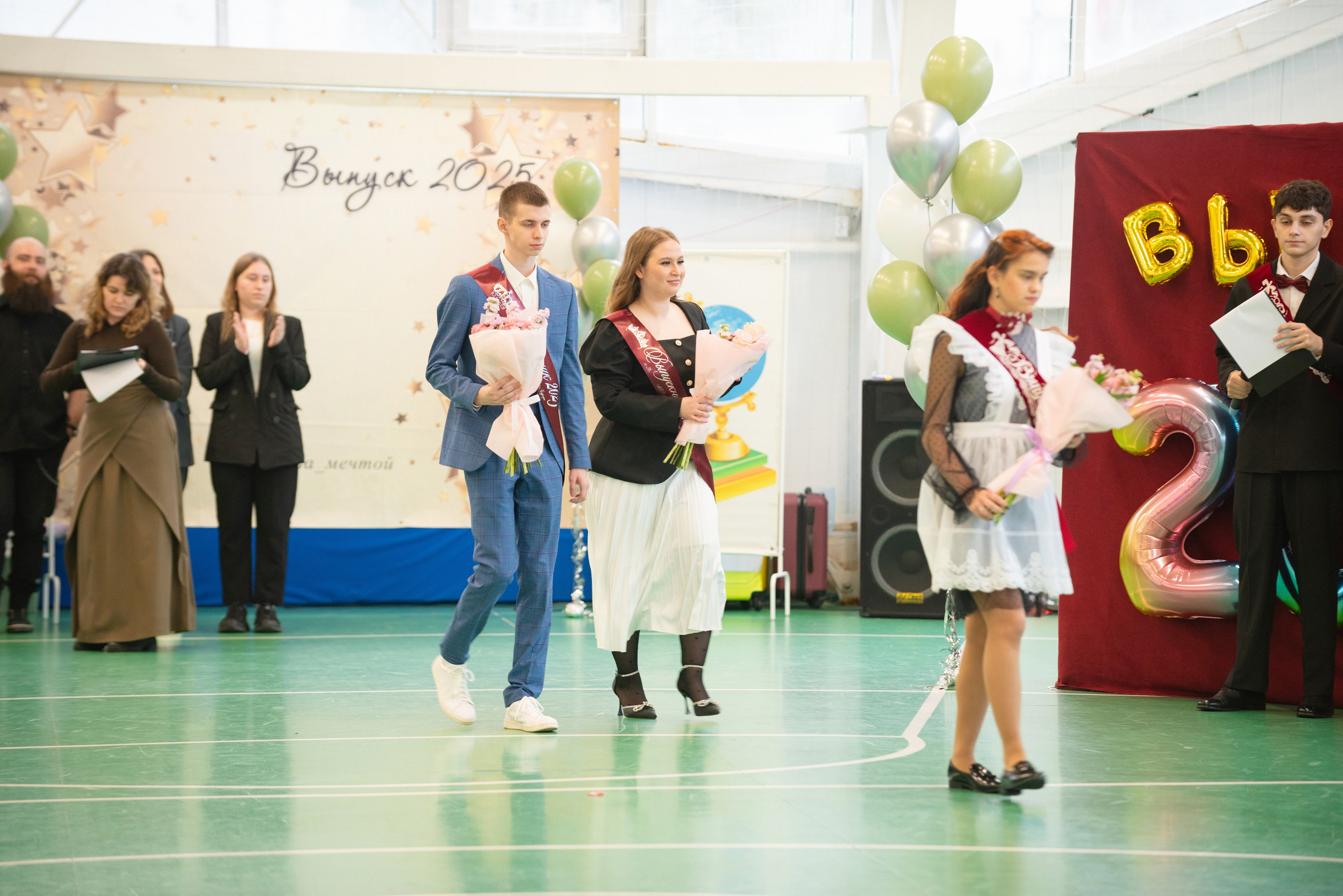 Съёмка выпускного в школе для 11 класса в Сургуте от профессионального школьного фотографа