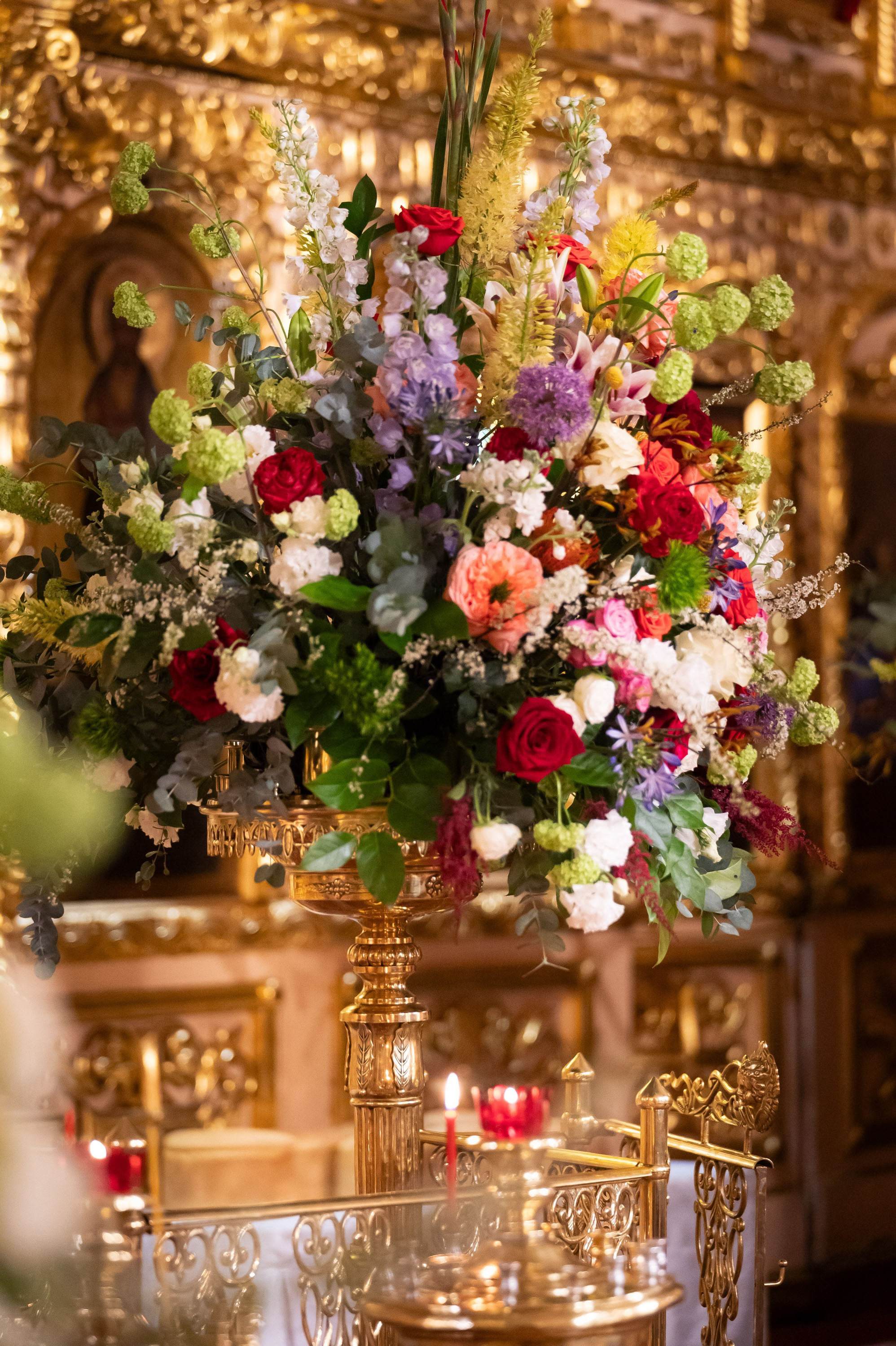 Храм Преображения Господня в Богородском. Цветы на Пасху. Антон и Татьяна Денисенко — В храме