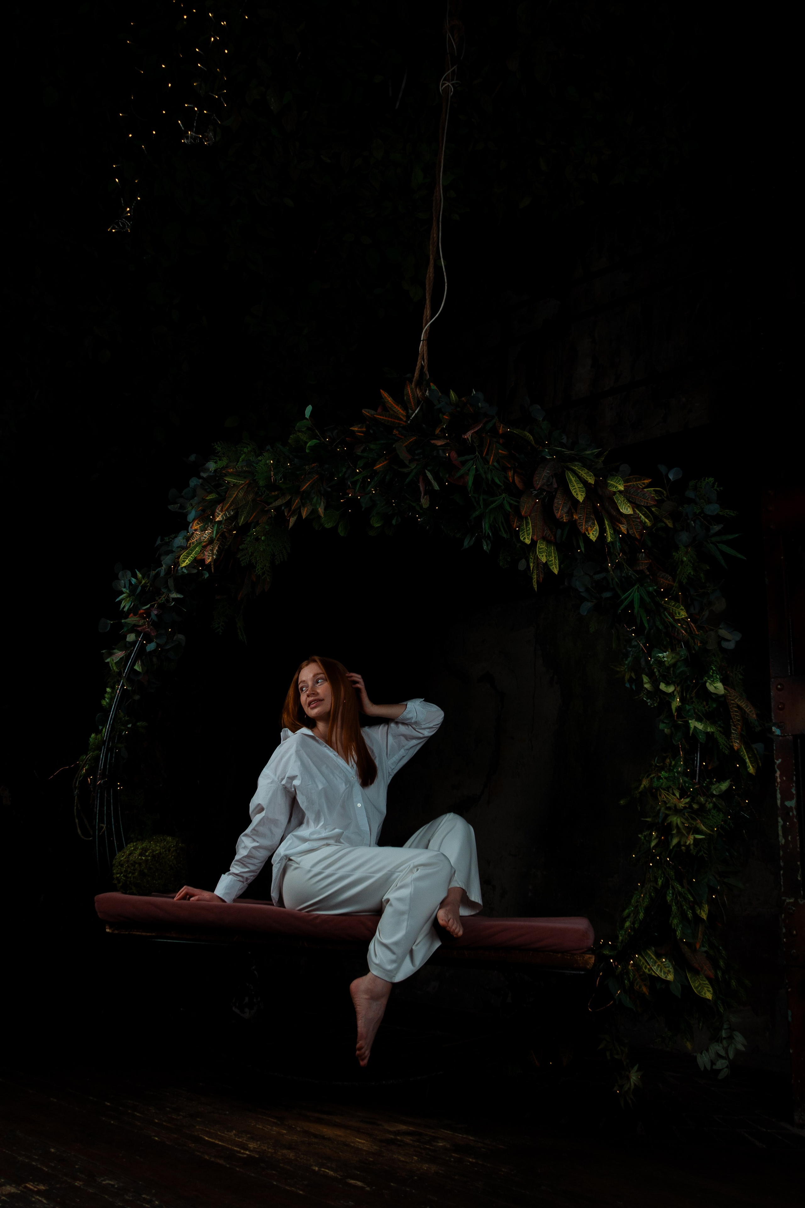 девушка в белом костюме с рыжими волосами 