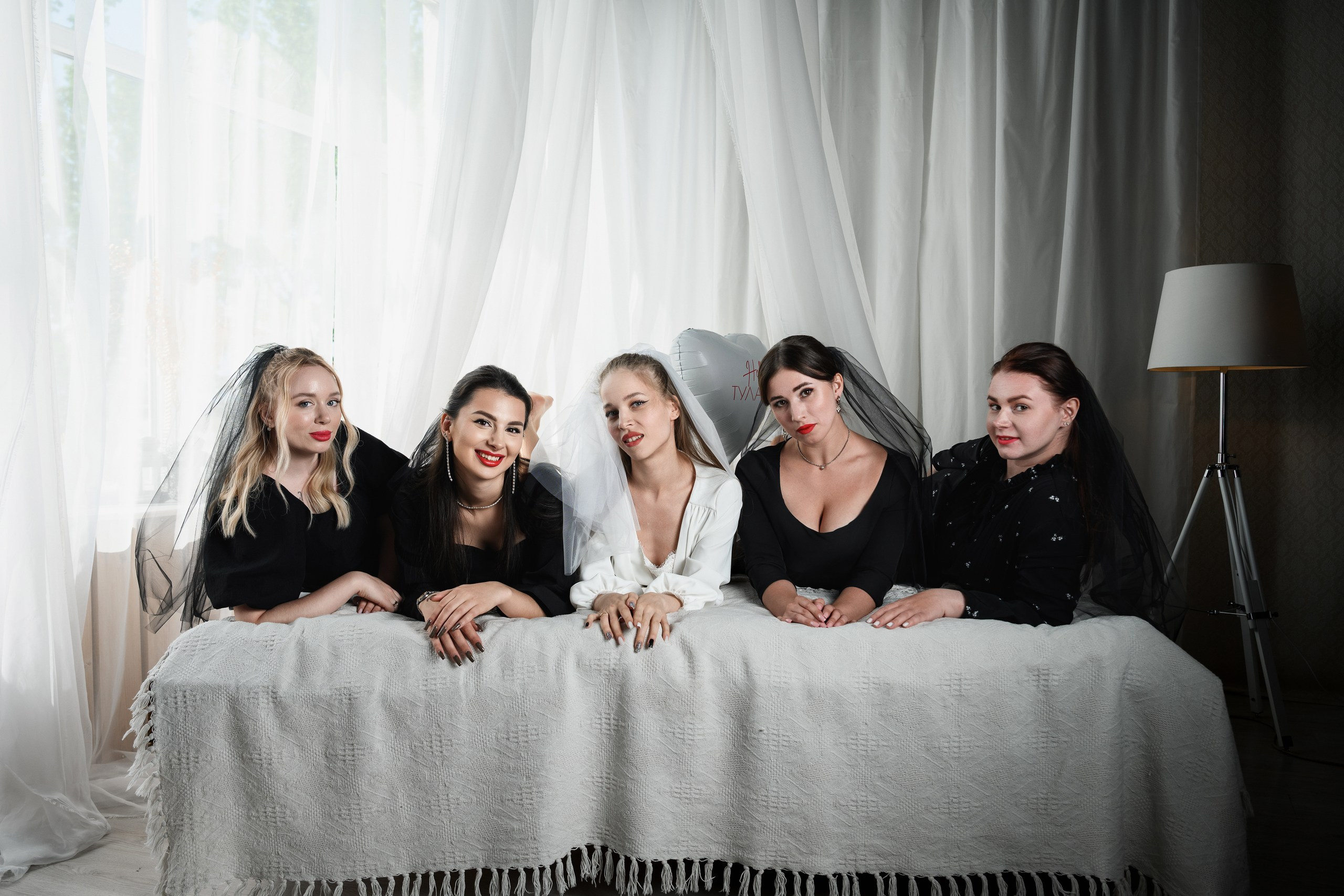 Фотосъемка девичника в Петропавловске-Камчатском, Девичник в студии в Петропавловске-Камчатском, Веселая фотосессия девичника в Петропавловске-Камчатском, Яркие и эмоциональные фото девичника в студии в Петропавловске-Камчатском, Стоимость фотосъемки девичника в Петропавловске-Камчатском. 