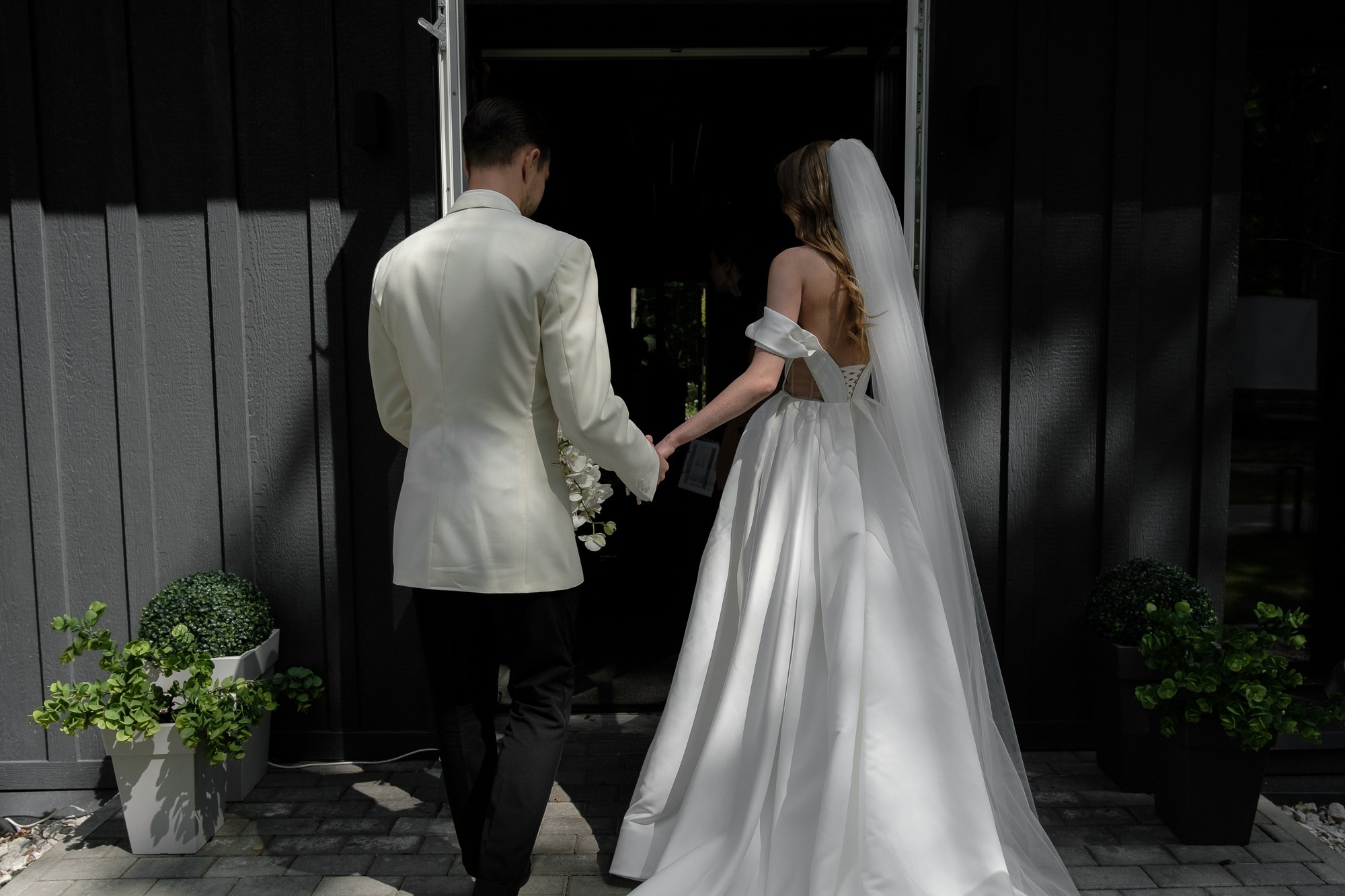 Черно-белая свадьба с вечерней церемонией под деревом. Свадебный фотограф Элли Федосеева