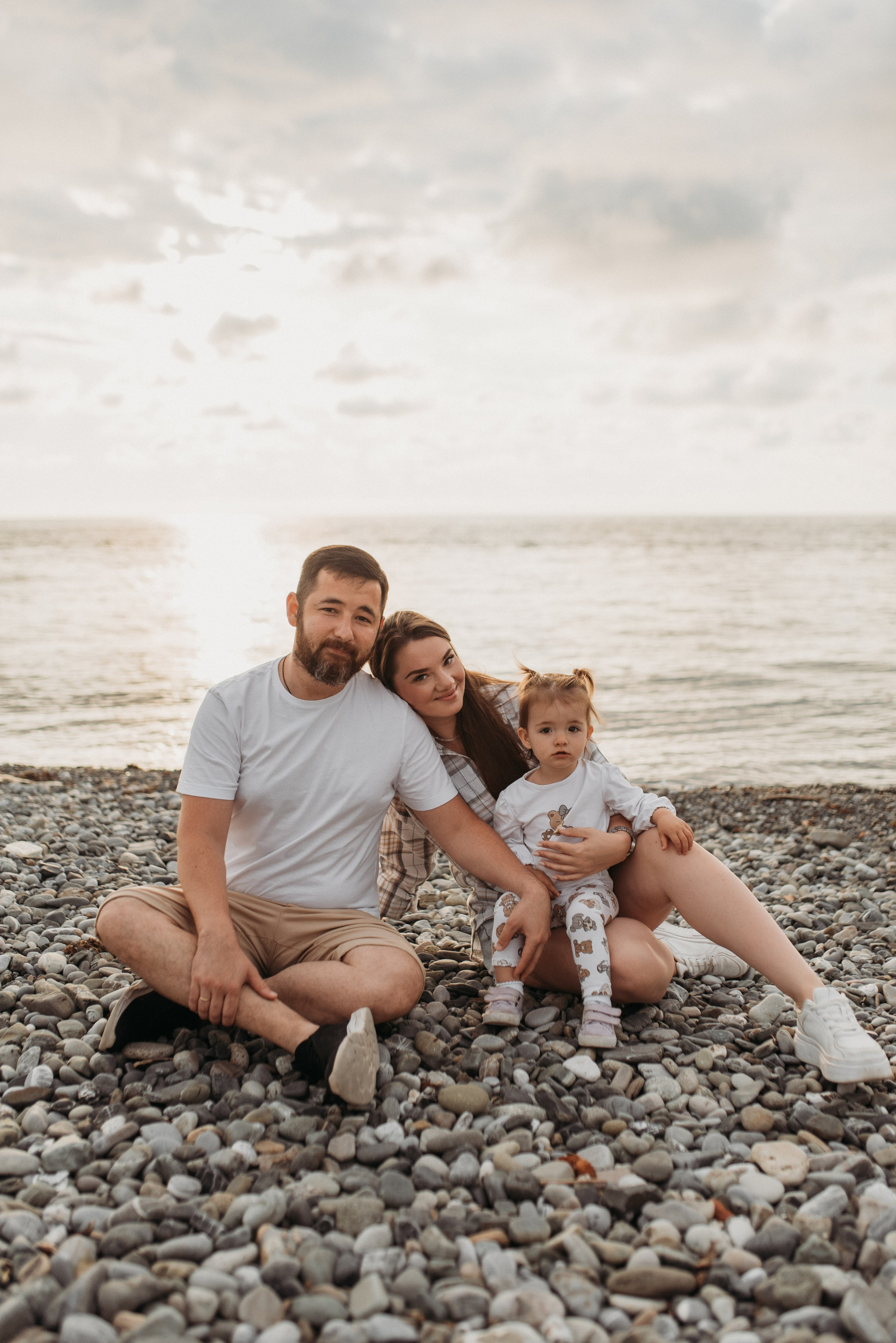 Семейная фотосессия на море на пляже в Сочи и Сириусе. Фотограф в Сочи — Маргарита Поганова