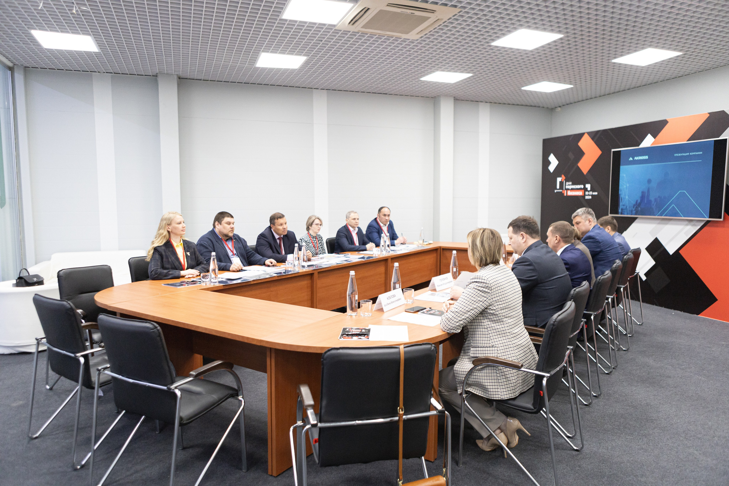 Фотосъемка выставки «Дни Пермского бизнеса» для GAZ. Репортажный фотограф в Перми Денис Голдобин