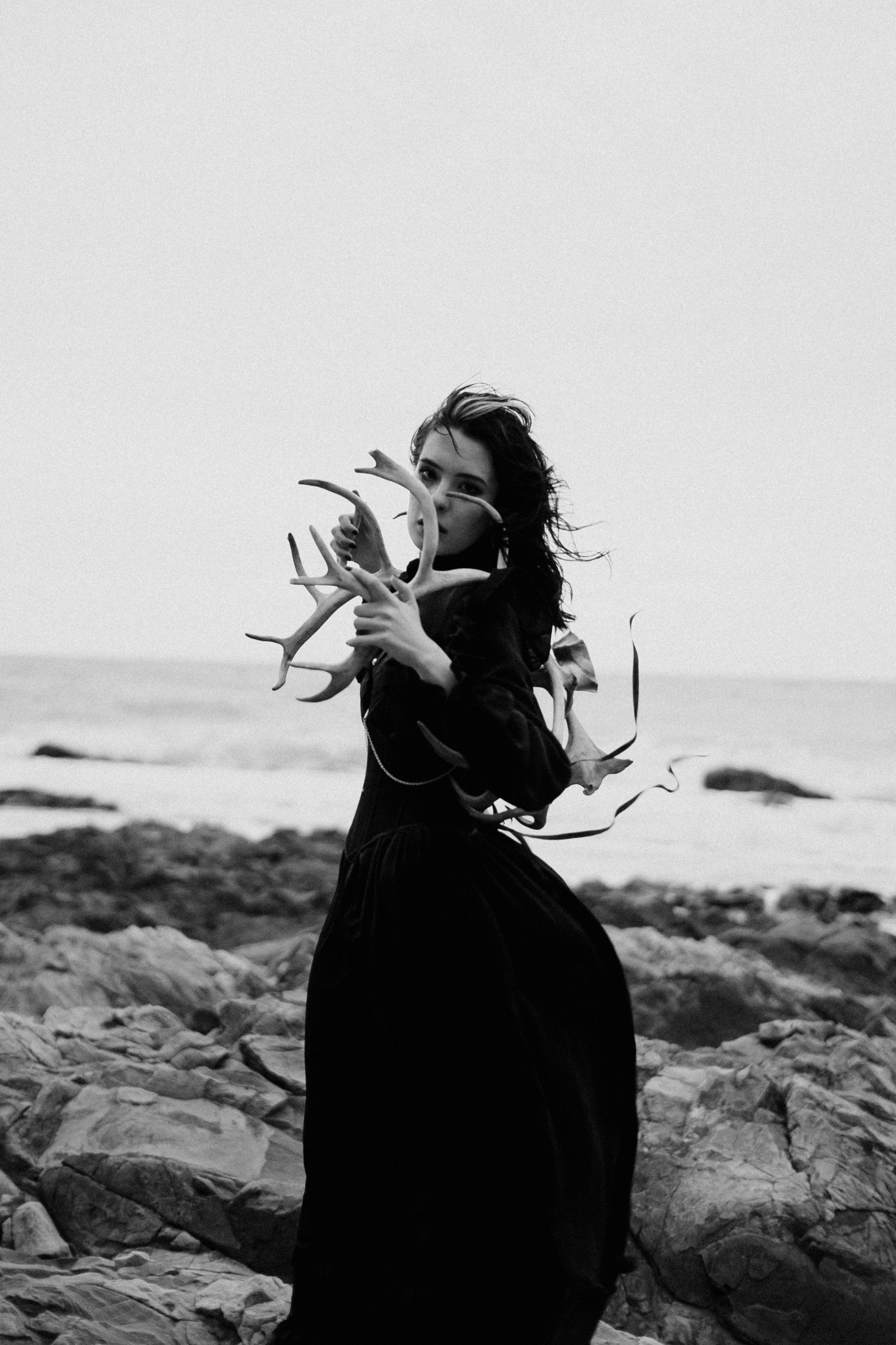 Съёмка у моря с оленьими рогами