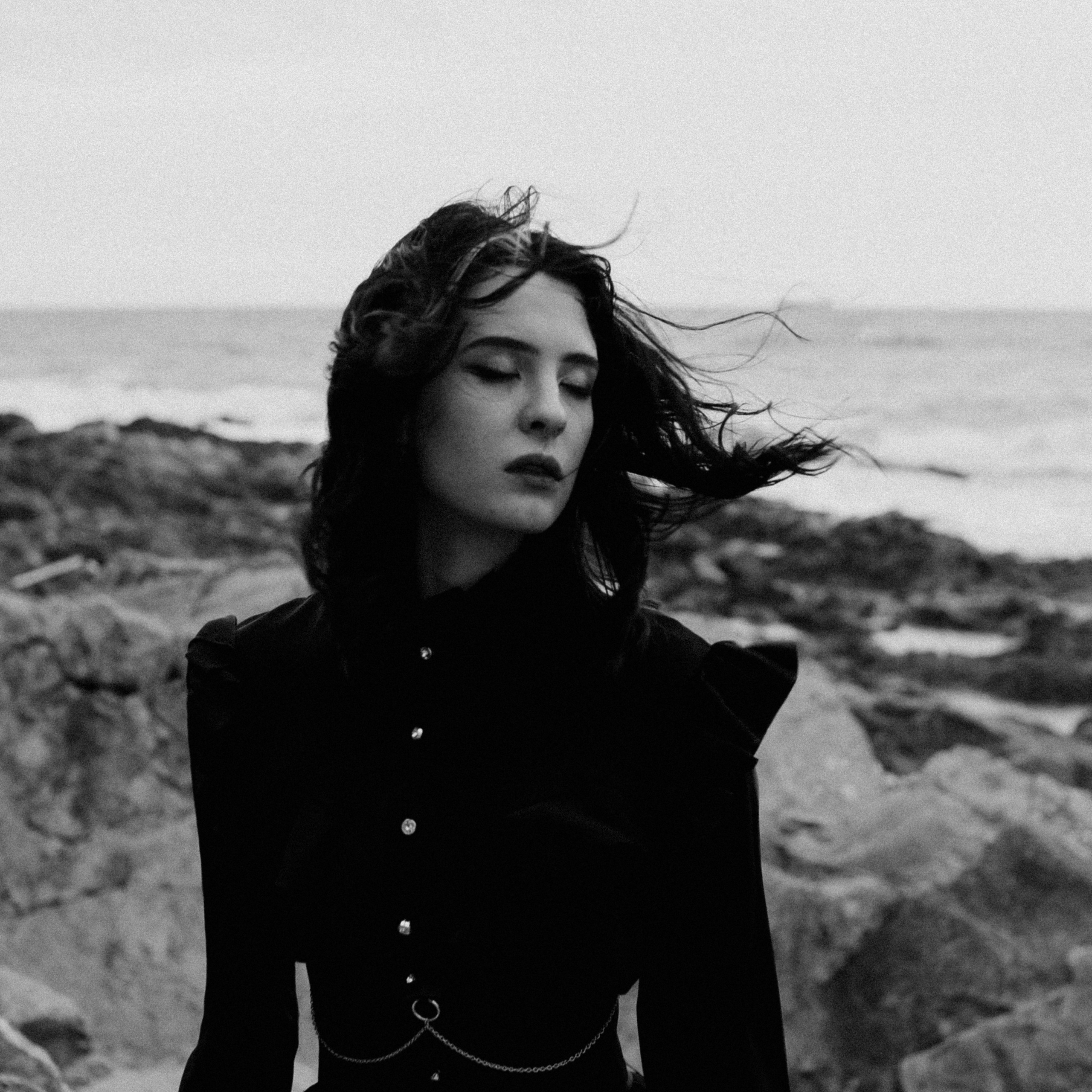 Съёмка у моря с оленьими рогами