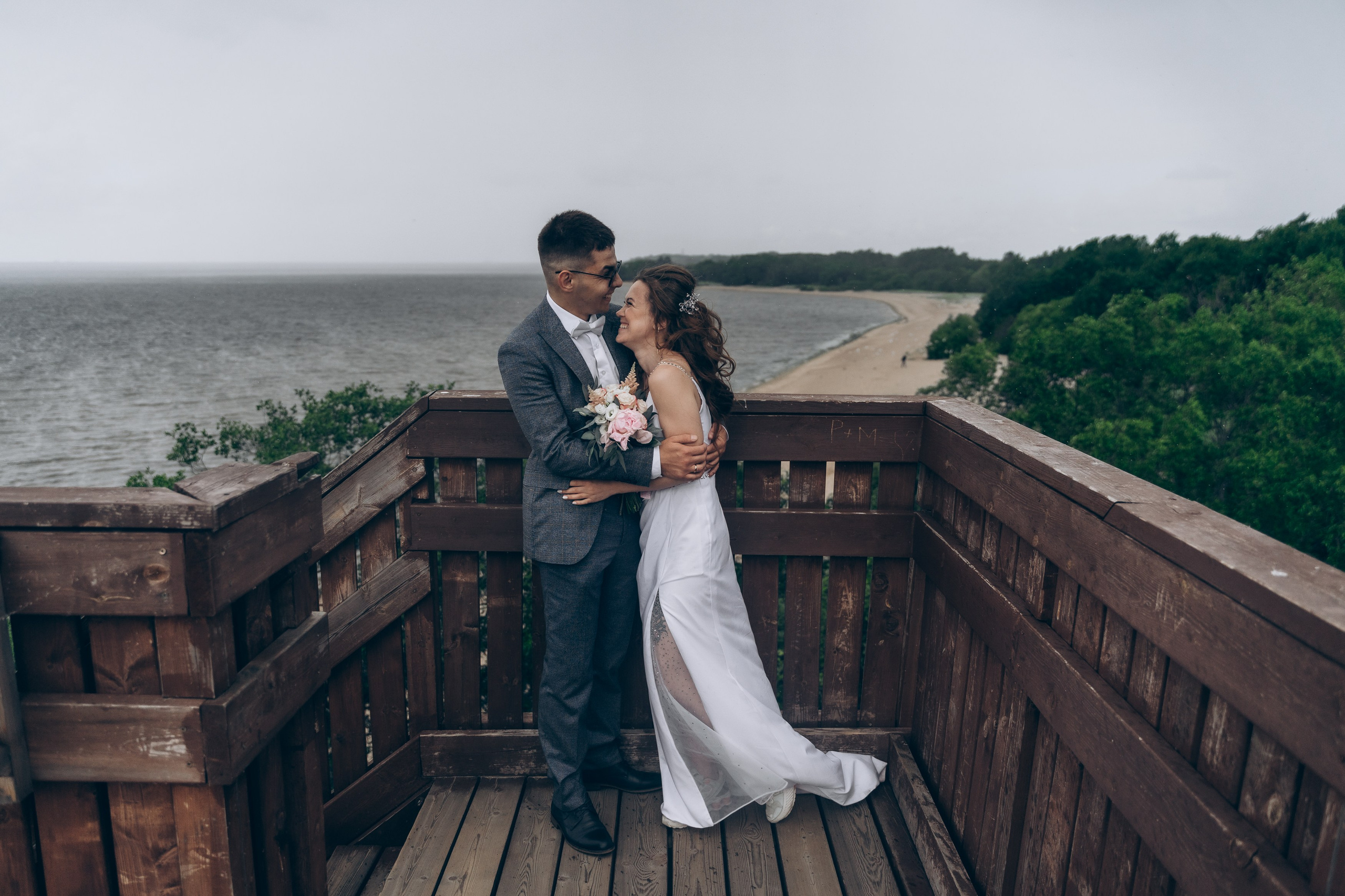 Красивые места для свадебной фотосессии летом в Санкт-Петербурге. Свадебный фотограф Александр Невский в Санкт-Петербурге