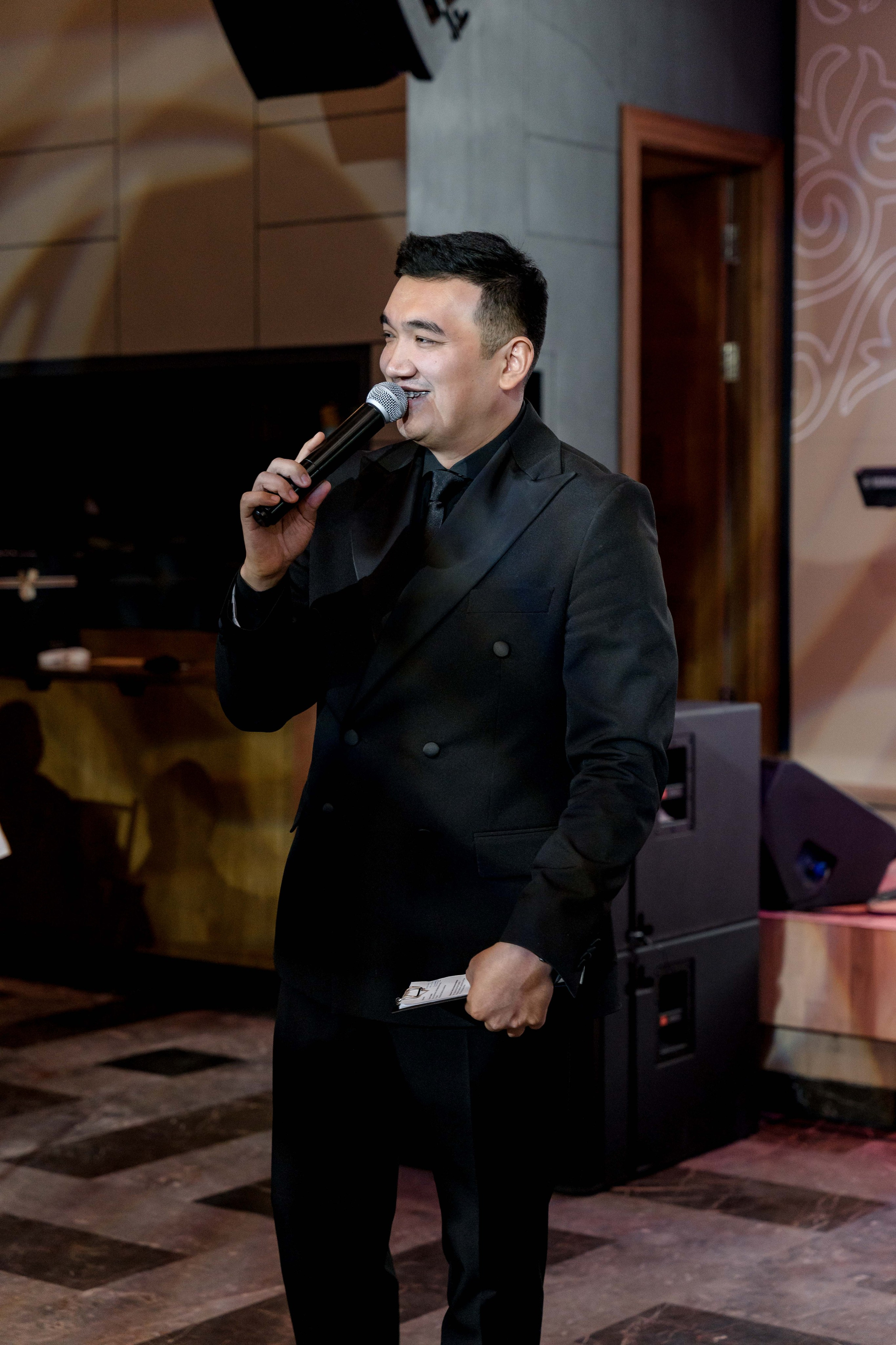 ФОТОГАЛЕРЕЯ. Ведущий мероприятии в Астане Акылбеков Алмас