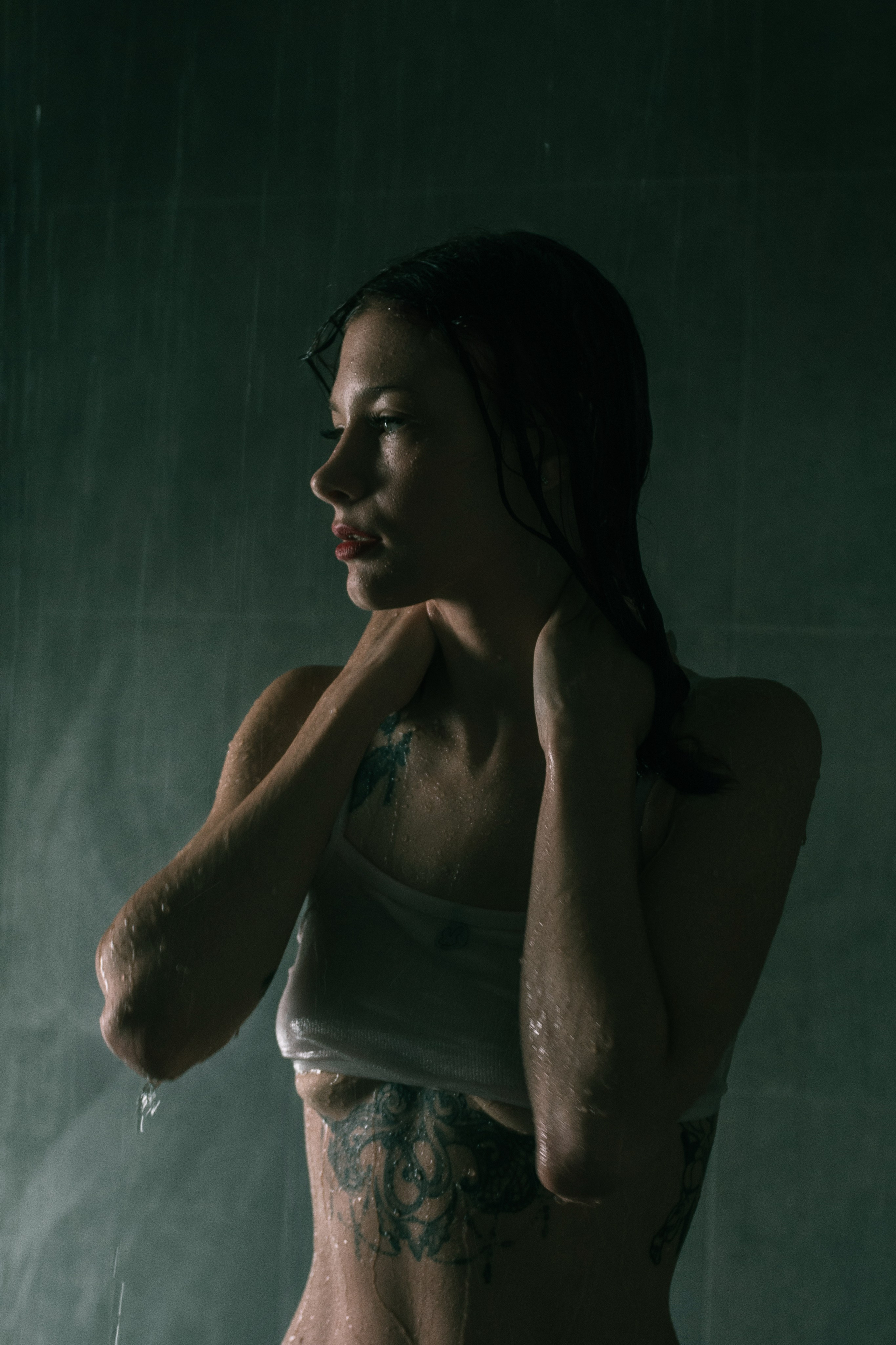 Женский портрет в душе. Мокрая девушка. Низкий ключ.