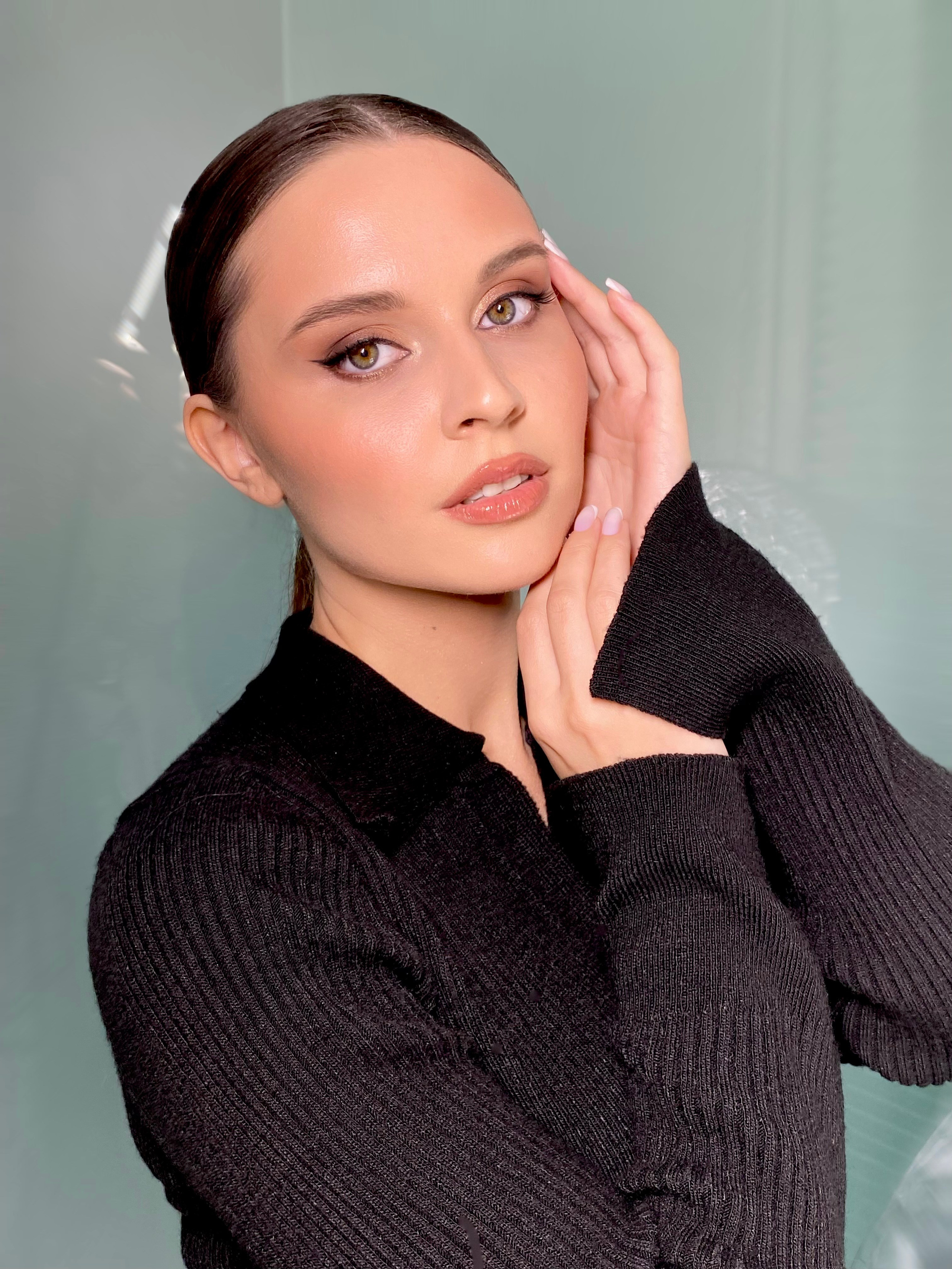 ВЕЧЕРНИЙ МАКИЯЖ В МОСКВЕ. СВАДЕБНЫЙ ВИЗАЖИСТ-СТИЛИСТ В МОСКВЕ ПРИЧЕСКИ МАКИЯЖ БРОВИ ВЫЕЗД