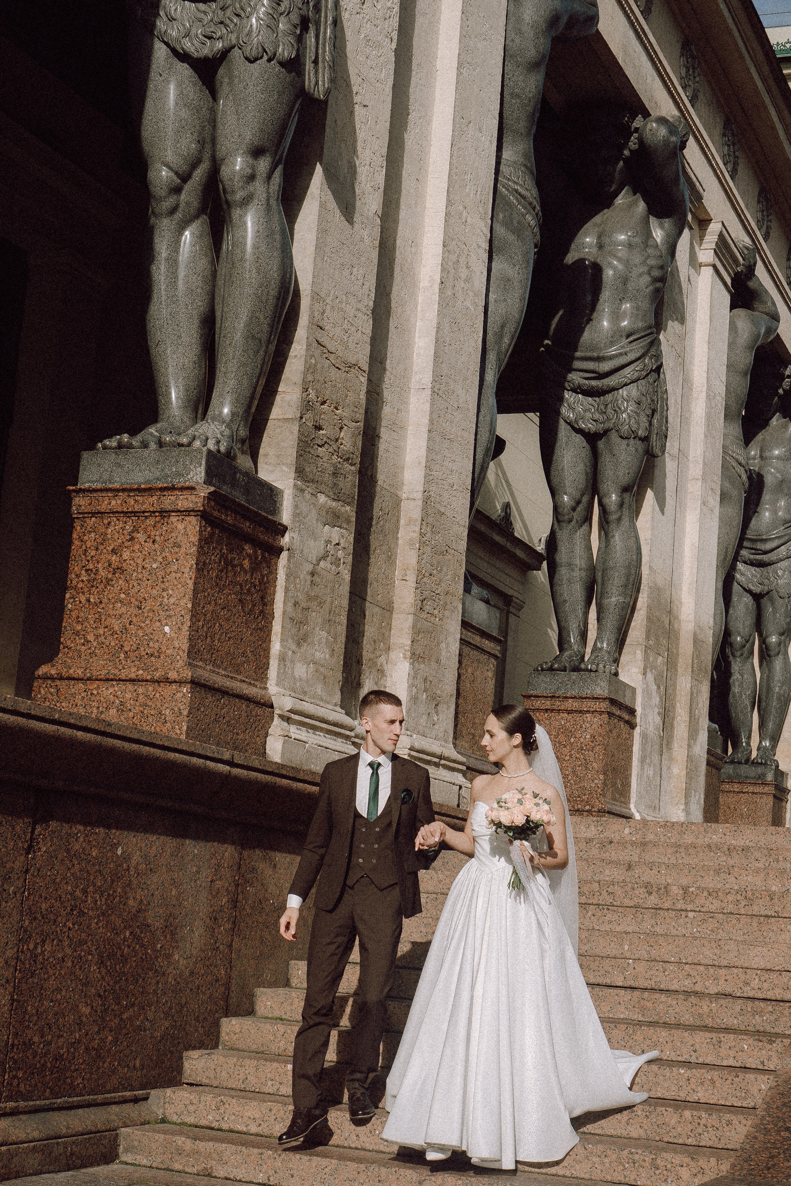 СВАДЕБНАЯ ПРОГУЛКА В САНТК-ПЕТЕРБУРГЕ (ИСАКИЕВСКИЙ СОБОР, ЗИМНЯЯ КАНАВКА, ЭРМИТАЖ И БОЛЬШАЯ МОРСКАЯ УЛИЦА). Профессиональный фотограф, Санкт-Петербург — Виктория Богомолова