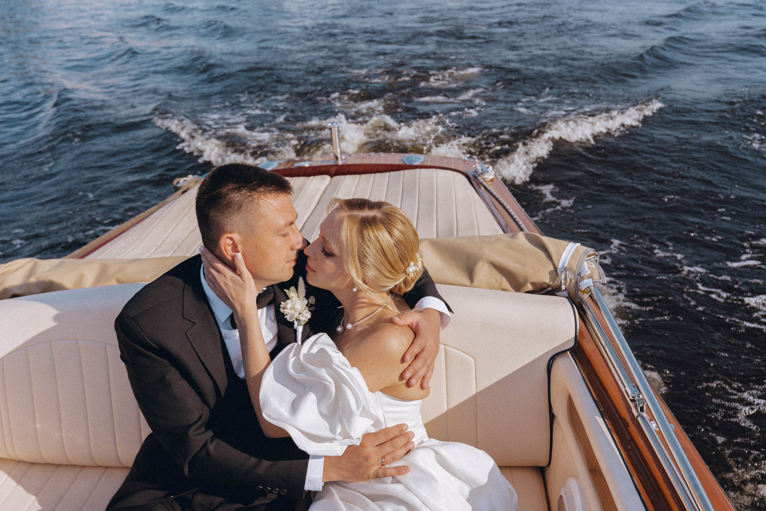 СВАДЕНБНАЯ СЬЕМКА НА КАТЕРЕ ПО КАНАЛАМ САНКТ-ПЕТЕРБУРГА И В АКВАТОРИИ НЕВЫ. Профессиональный фотограф, Санкт-Петербург — Виктория Богомолова