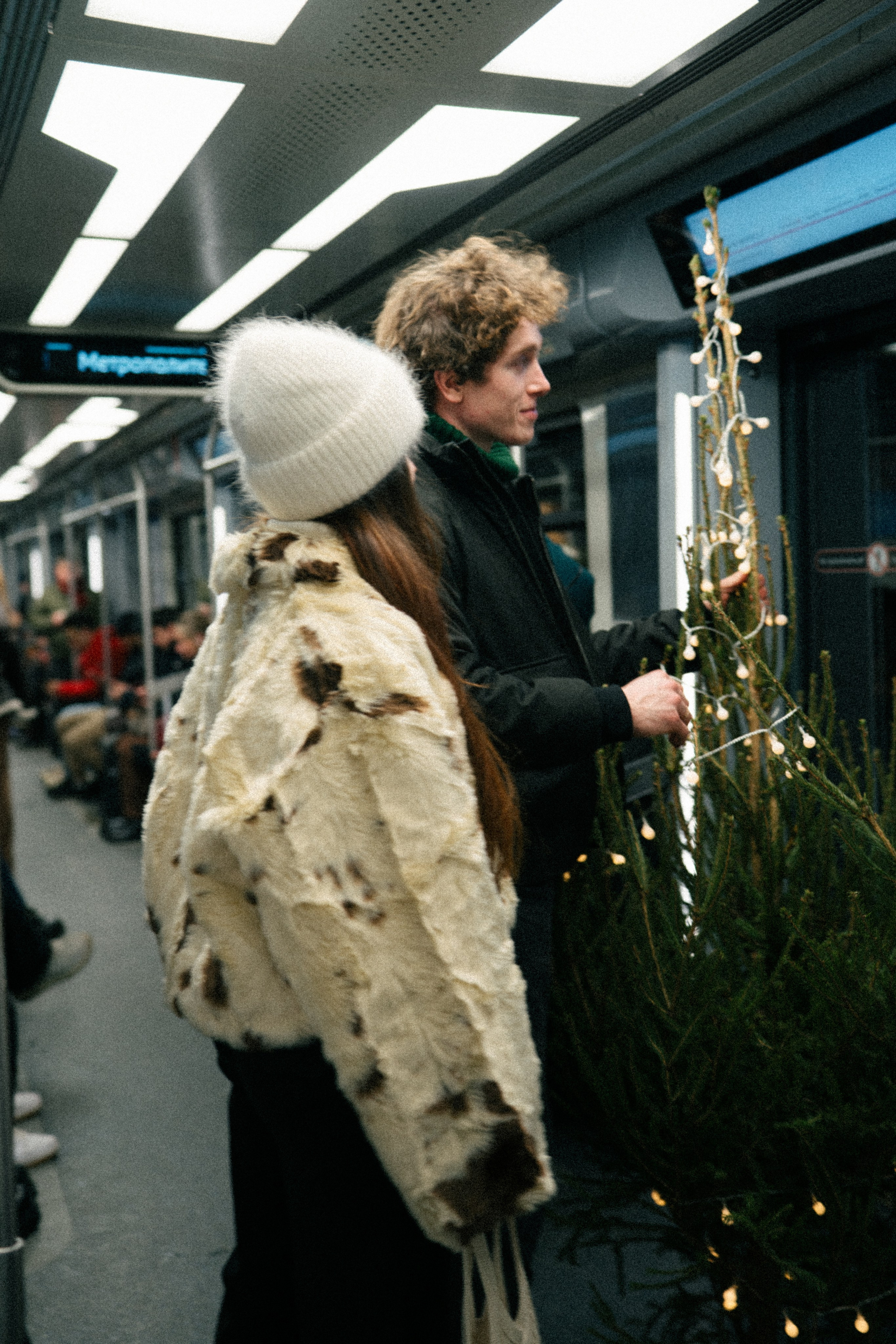 НОВОГОДНЯЯ ПРОГУЛКА ПАРЫ ПО ЧЕРНЫШЕВСКОЙ ПЕРЕД НОВЫМ ГОДОМ. Профессиональный фотограф, Санкт-Петербург — Виктория Богомолова