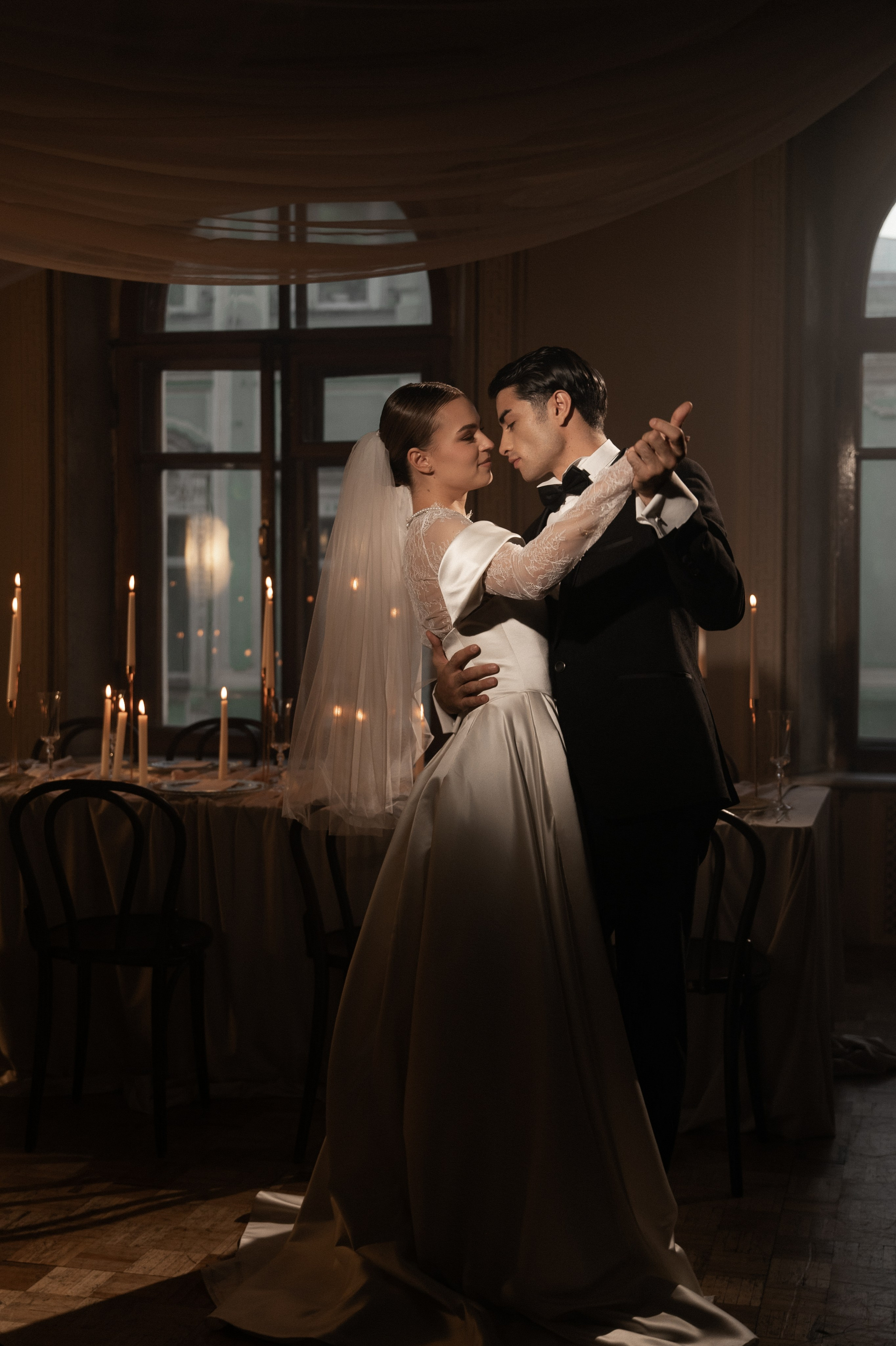 Камерный свадебный ужин при свечах в старинном особняке в фотостудии 21. Kult. Ярослава Ерина — свадебный фотограф в Москве