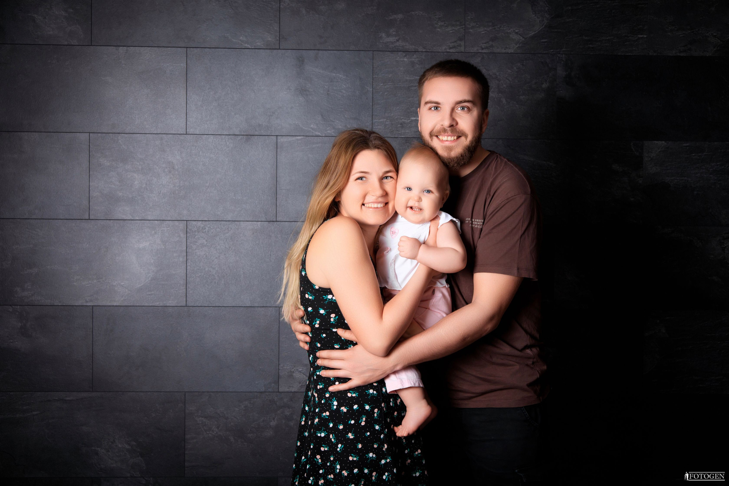 Семейная фотосессия: мама, папа и малыш | Портфолио Fotogen. Интерьерная фотостудия FOTOGEN г. Краснодар