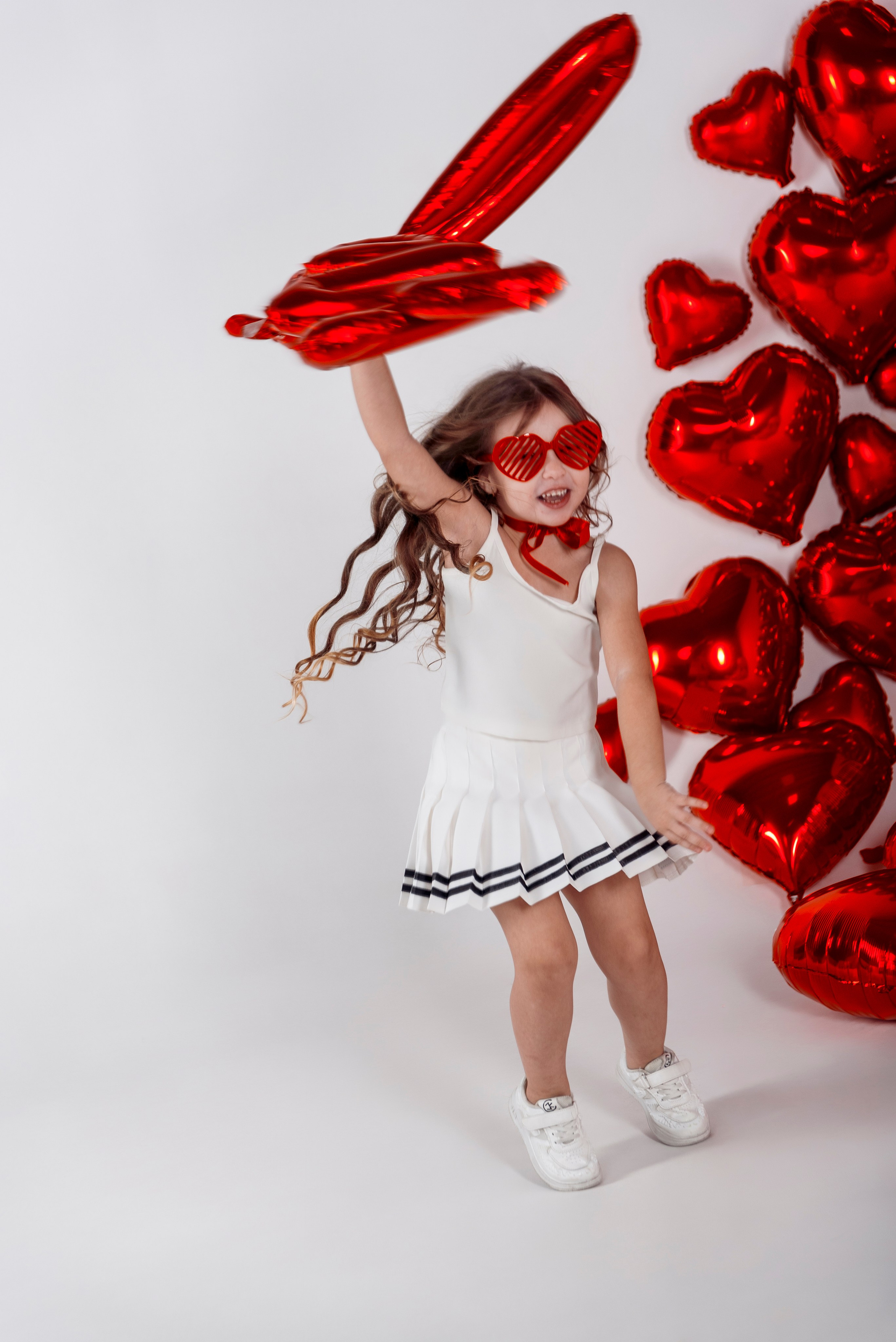 Детская фотосессия с красными сердцами в фотостудии Сочи. Детский студийный фотограф Сочи