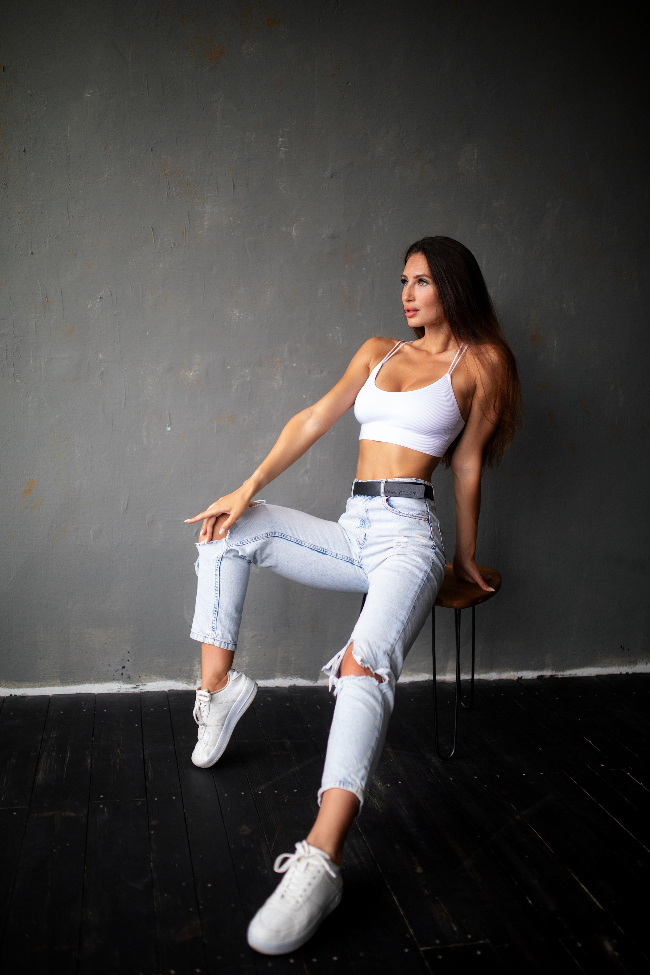 Съемка с Викторией в студии с минимальным интерьером в формате для «себя»