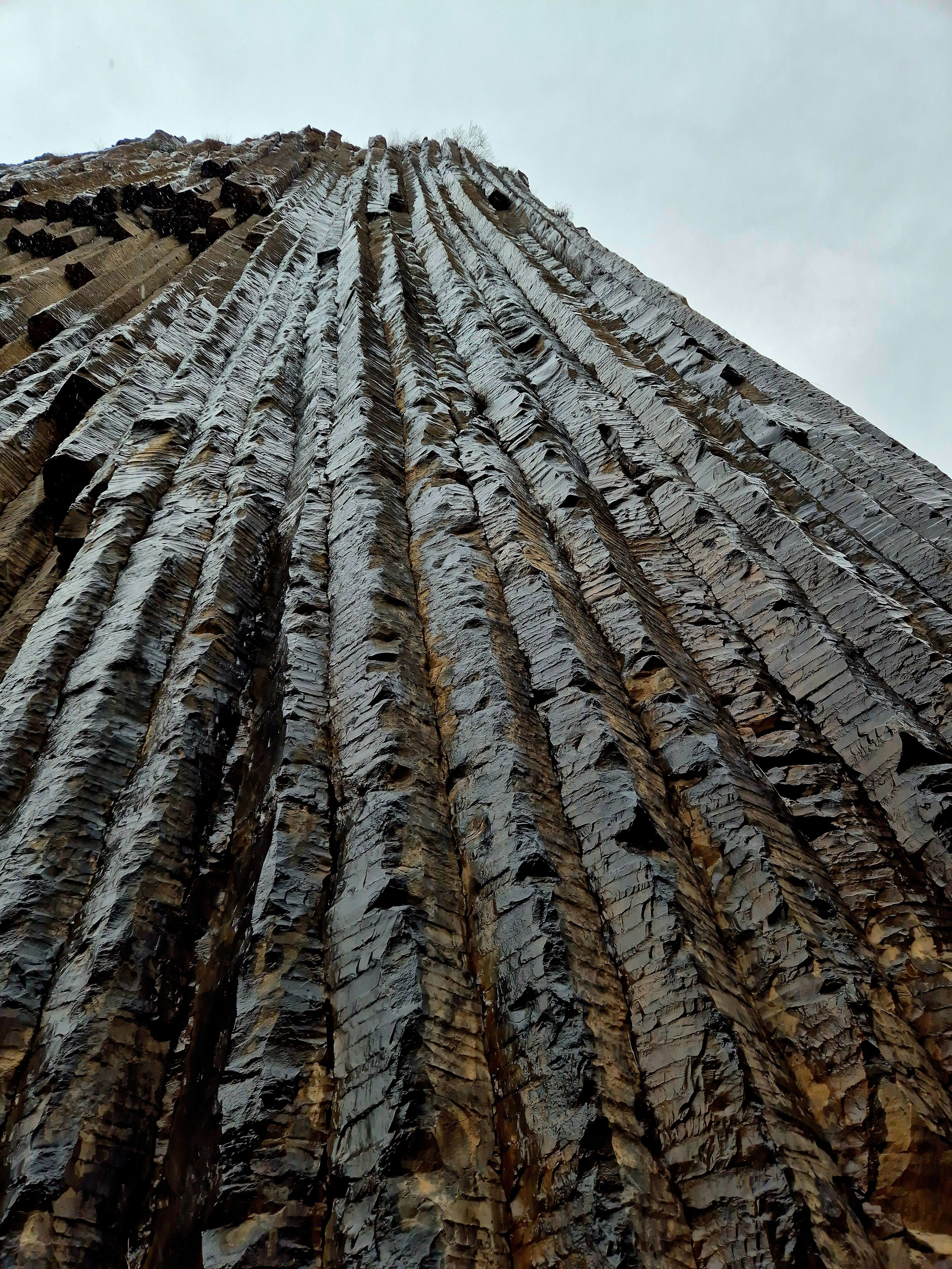 Базальтовые трубки-столбы образовались в период вулканической деятельности