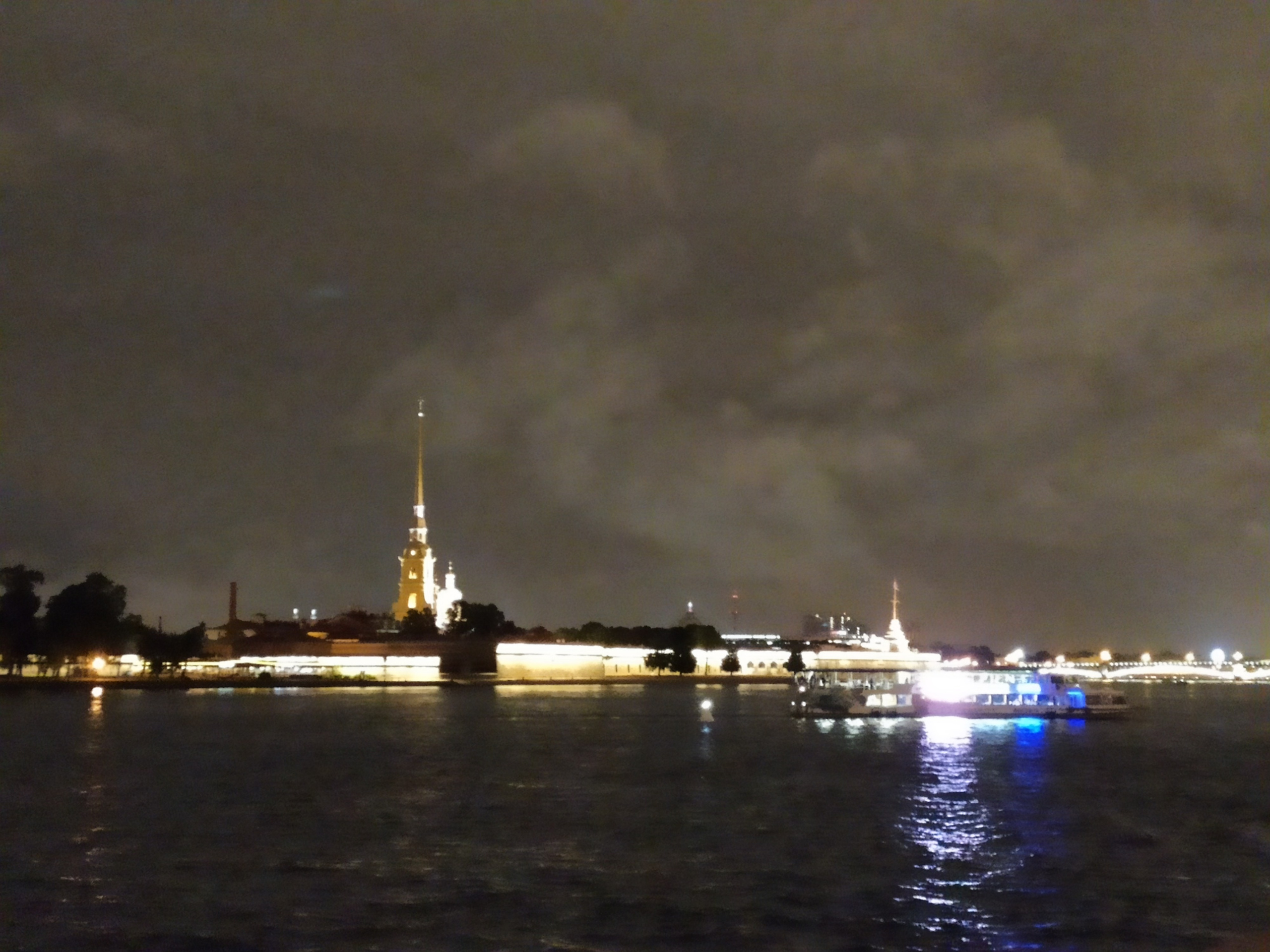 Классический вид из каждой поездки - Петропавловская крепость со стрелки ВО