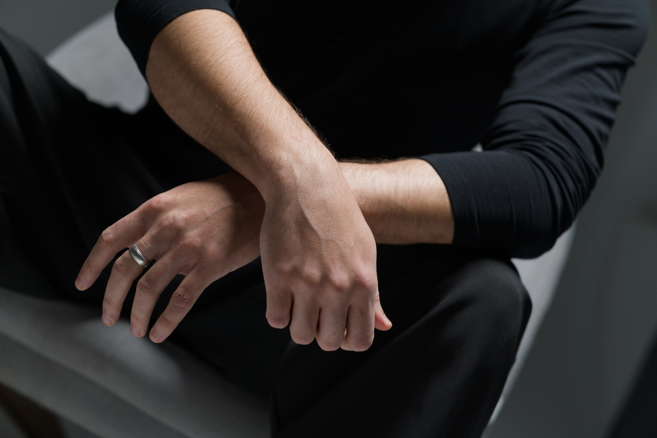 Мужской портрет в кресле. Мир глазами Саши Д