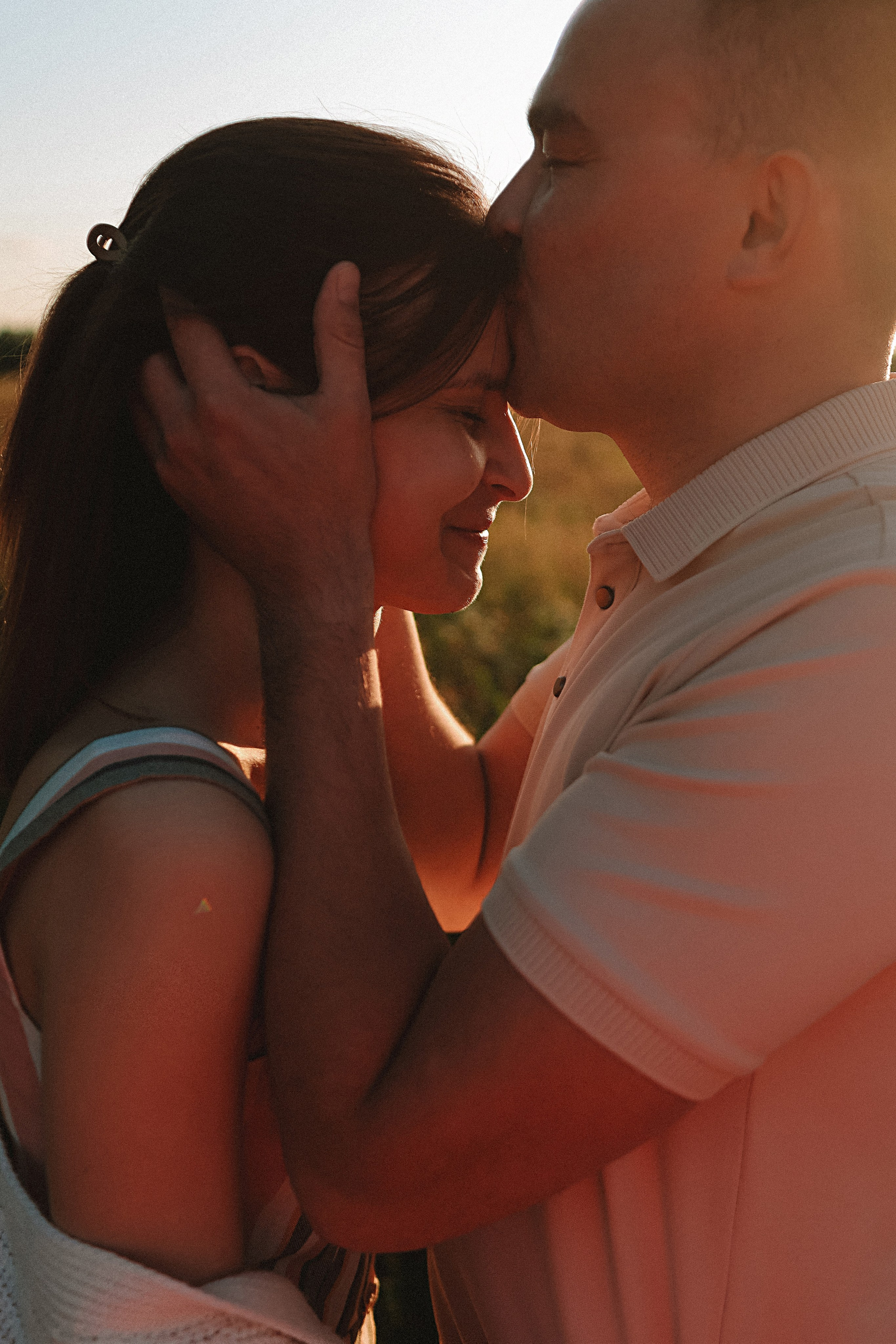 Поле love story на закате. Семейный фотограф Тюмень, фотограф на роды Салмина Мария