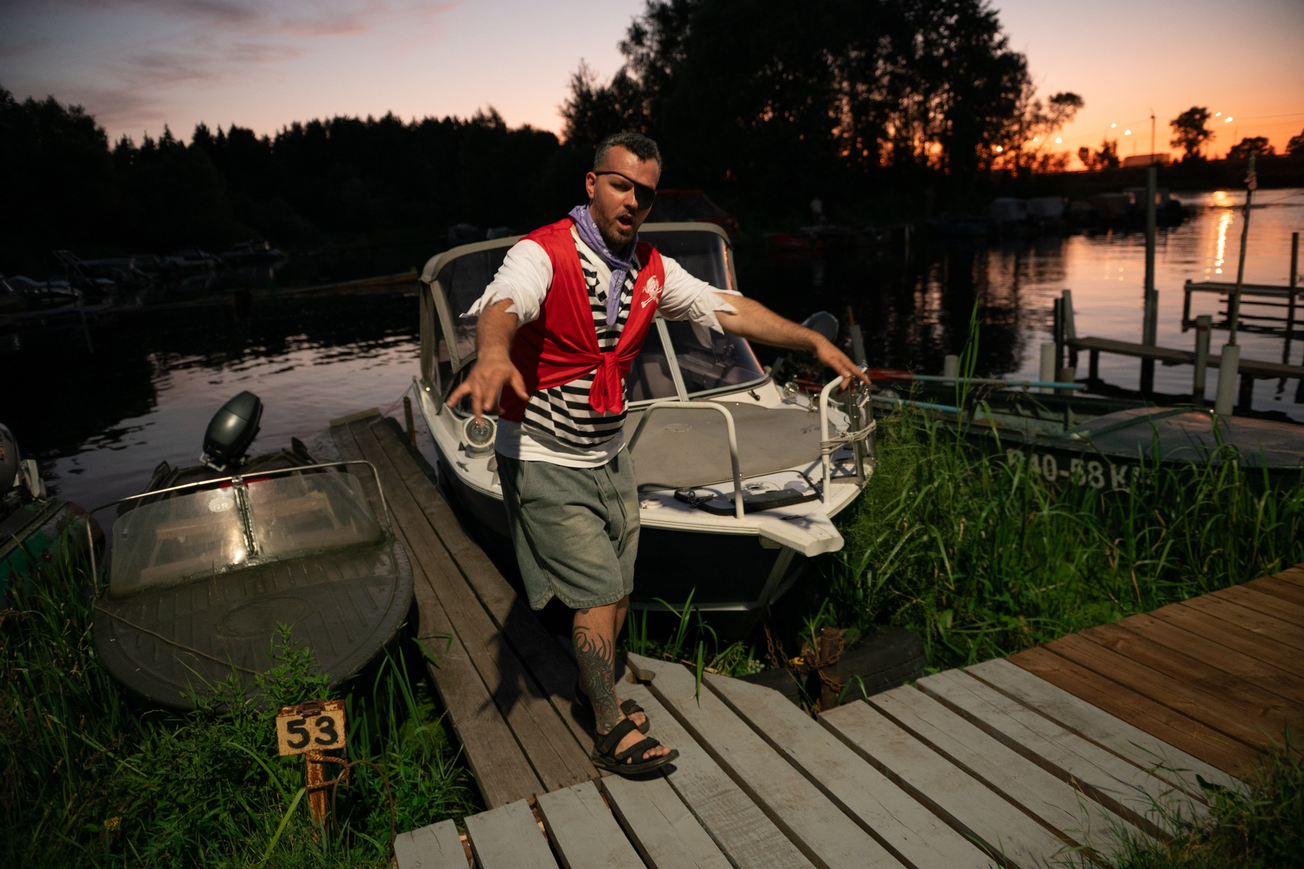 Лагерь пиратов для взрослых на острове на Волге. Фотограф Сергей Красильников