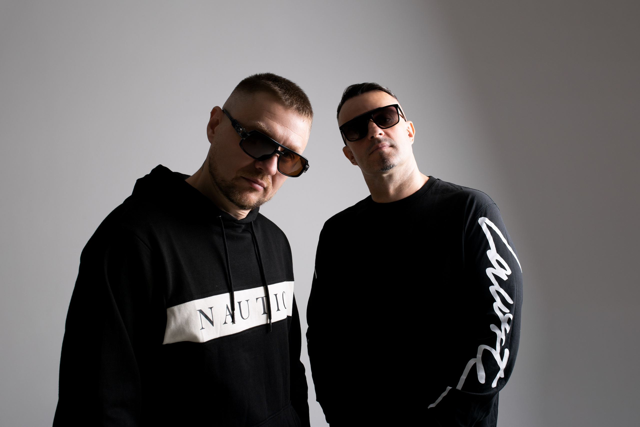 Фото двух парней в очках.