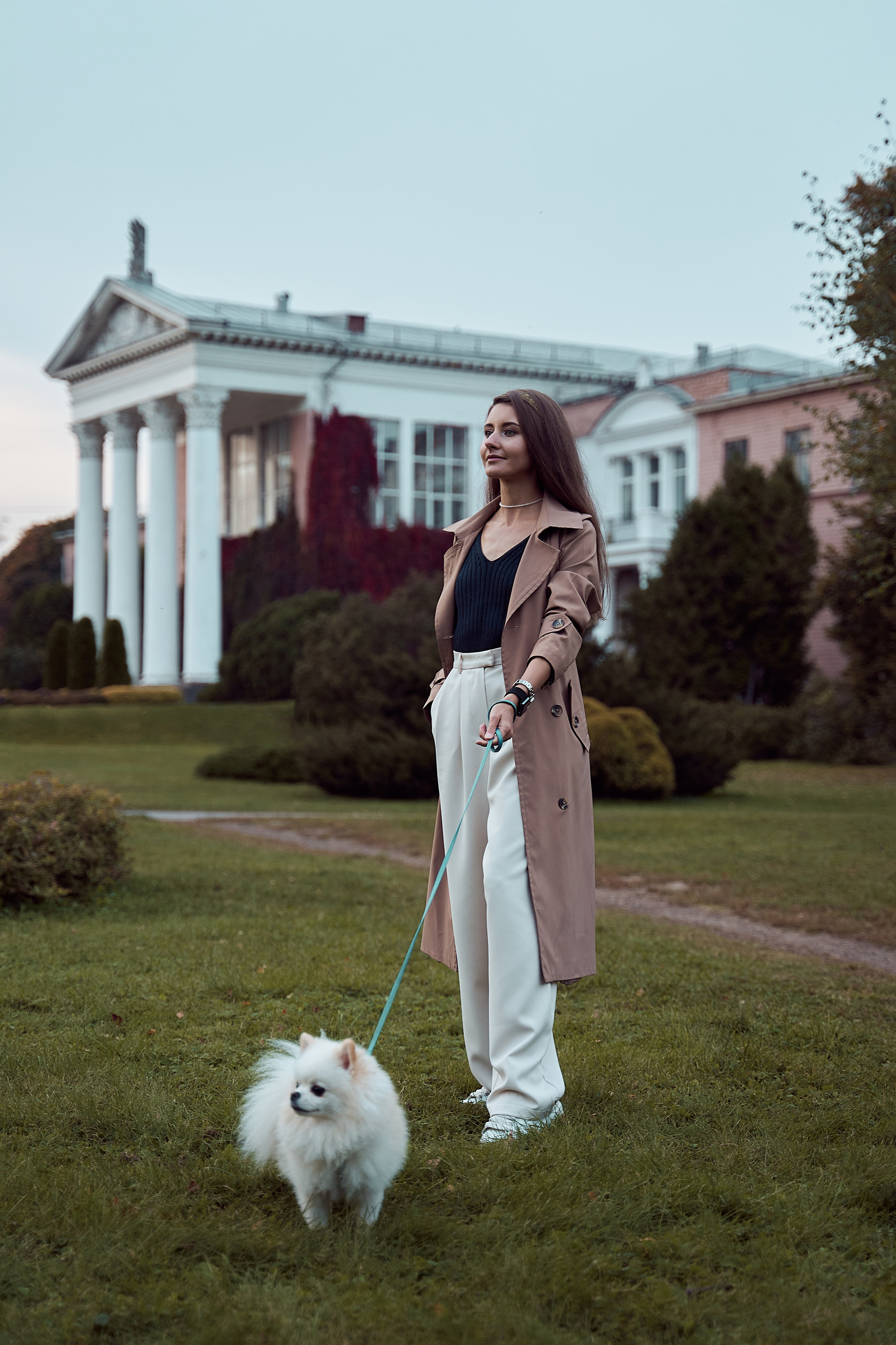 осенняя фотосессия девушка с собачкой шпиц в ботаническом саду