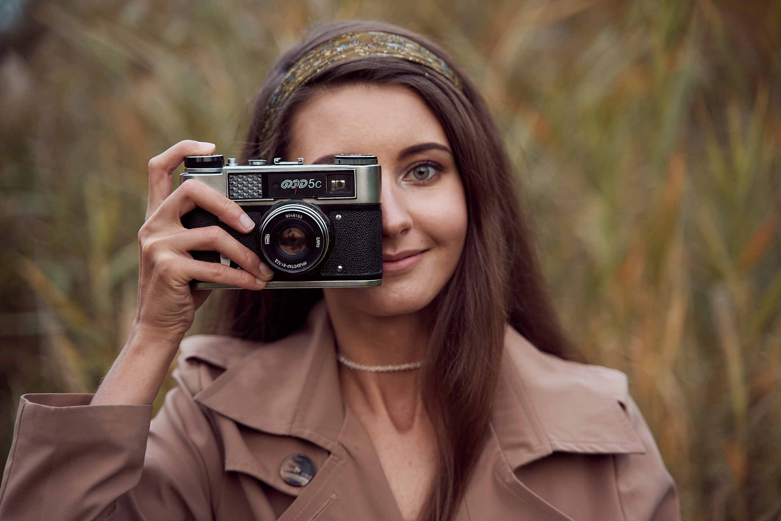 осенняя фотосессия девушка с фотоаппаратом в ботаническом саду