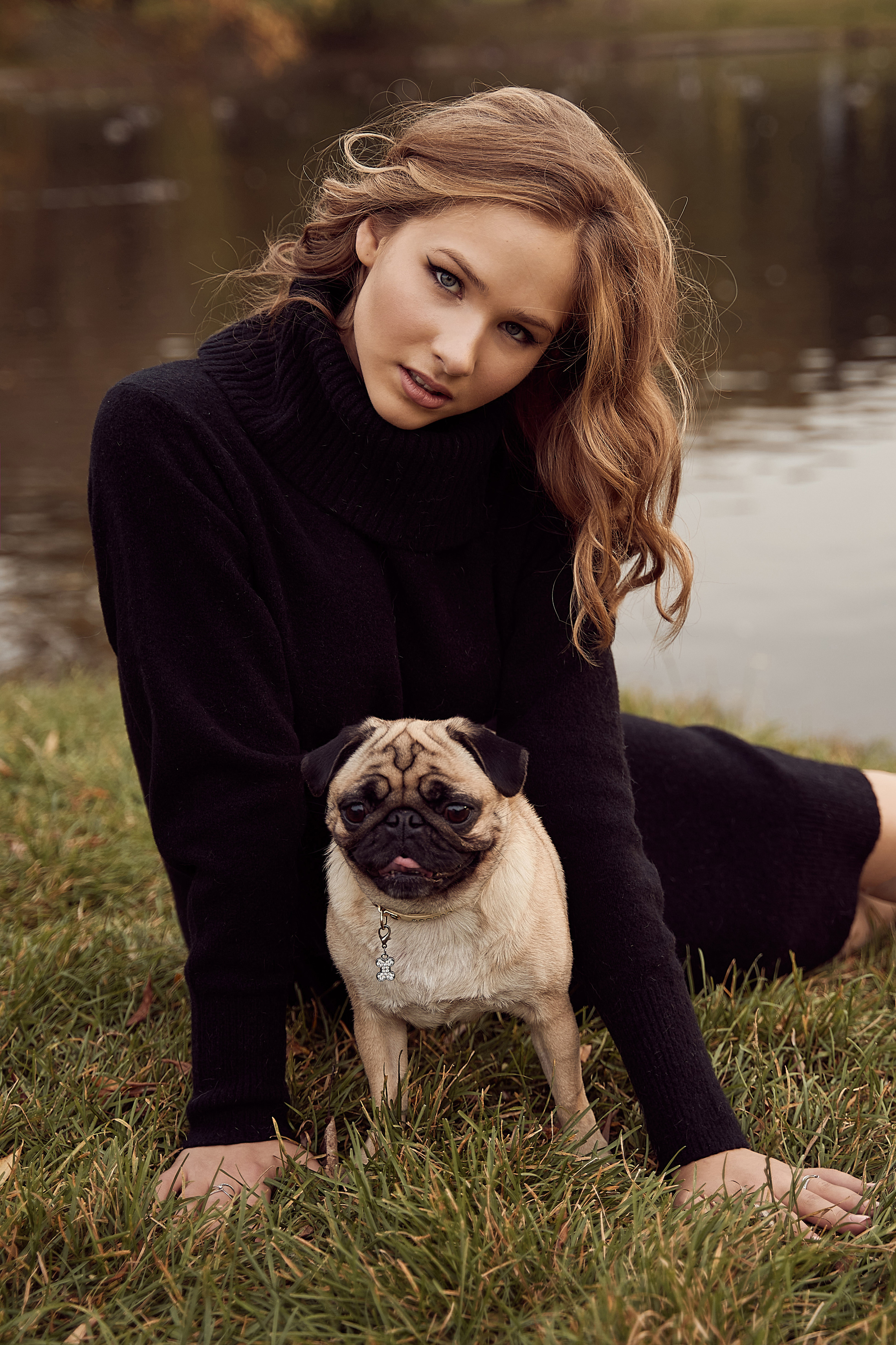 осенняя фотосессия девушка в розовом пальто на фоне осенних листьев с собакой мопсом