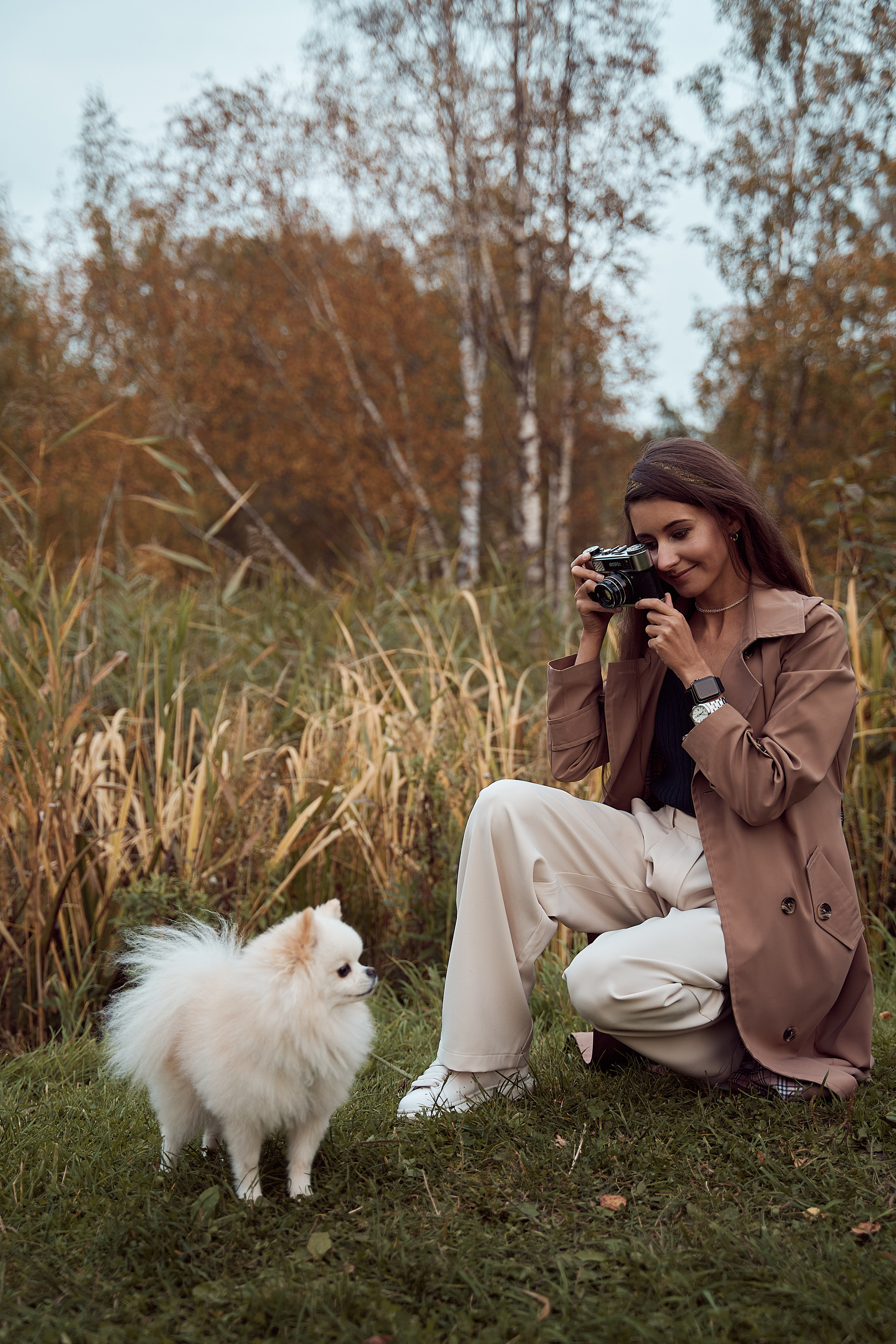 осенняя фотосессия девушка с собачкой шпиц в ботаническом саду