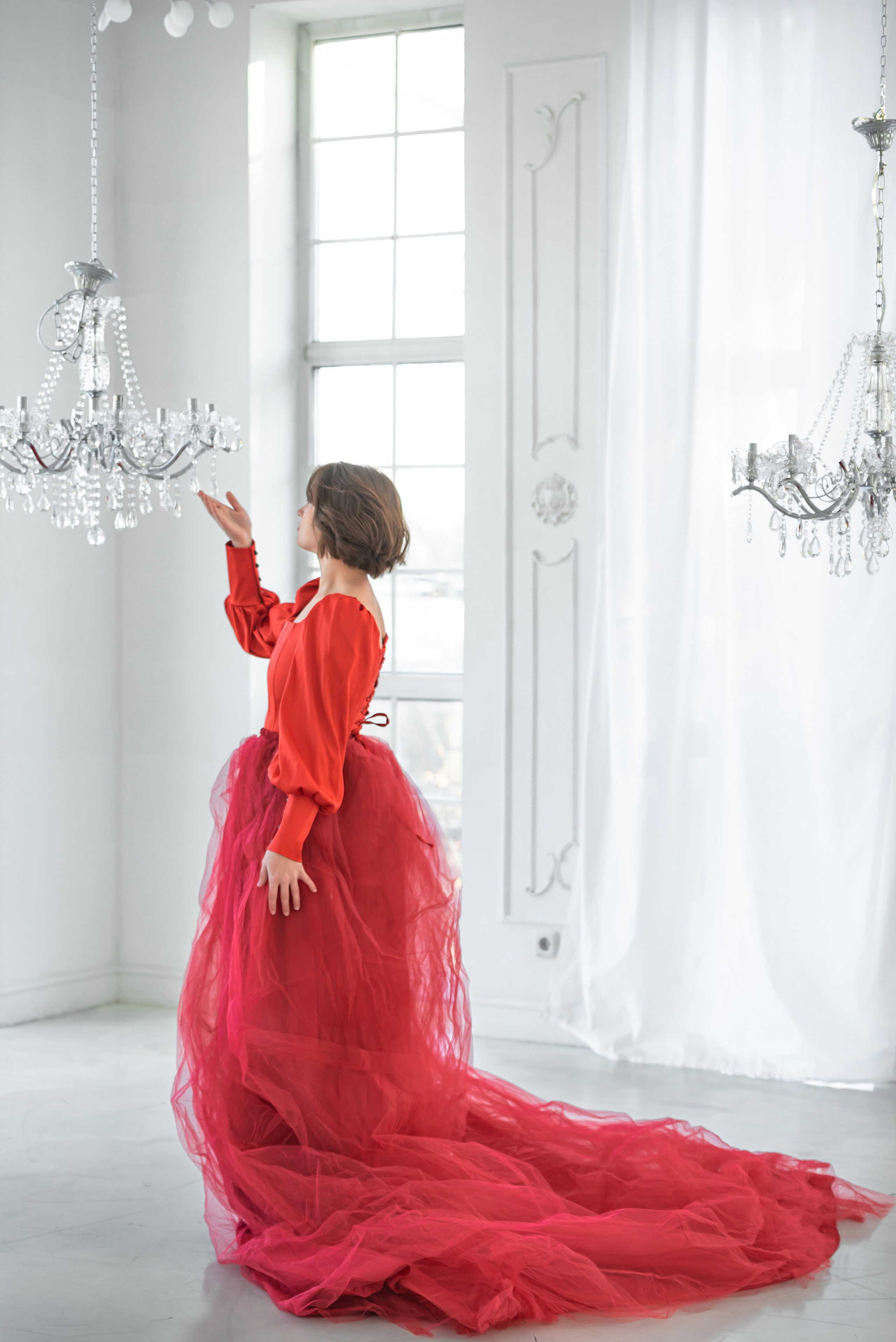 Фотосессия на Байкале в юбке фатиновой красной со шлейфом на резинке. Туры на Байкал с фотографом под ключ. Фотосессии на Ольхоне