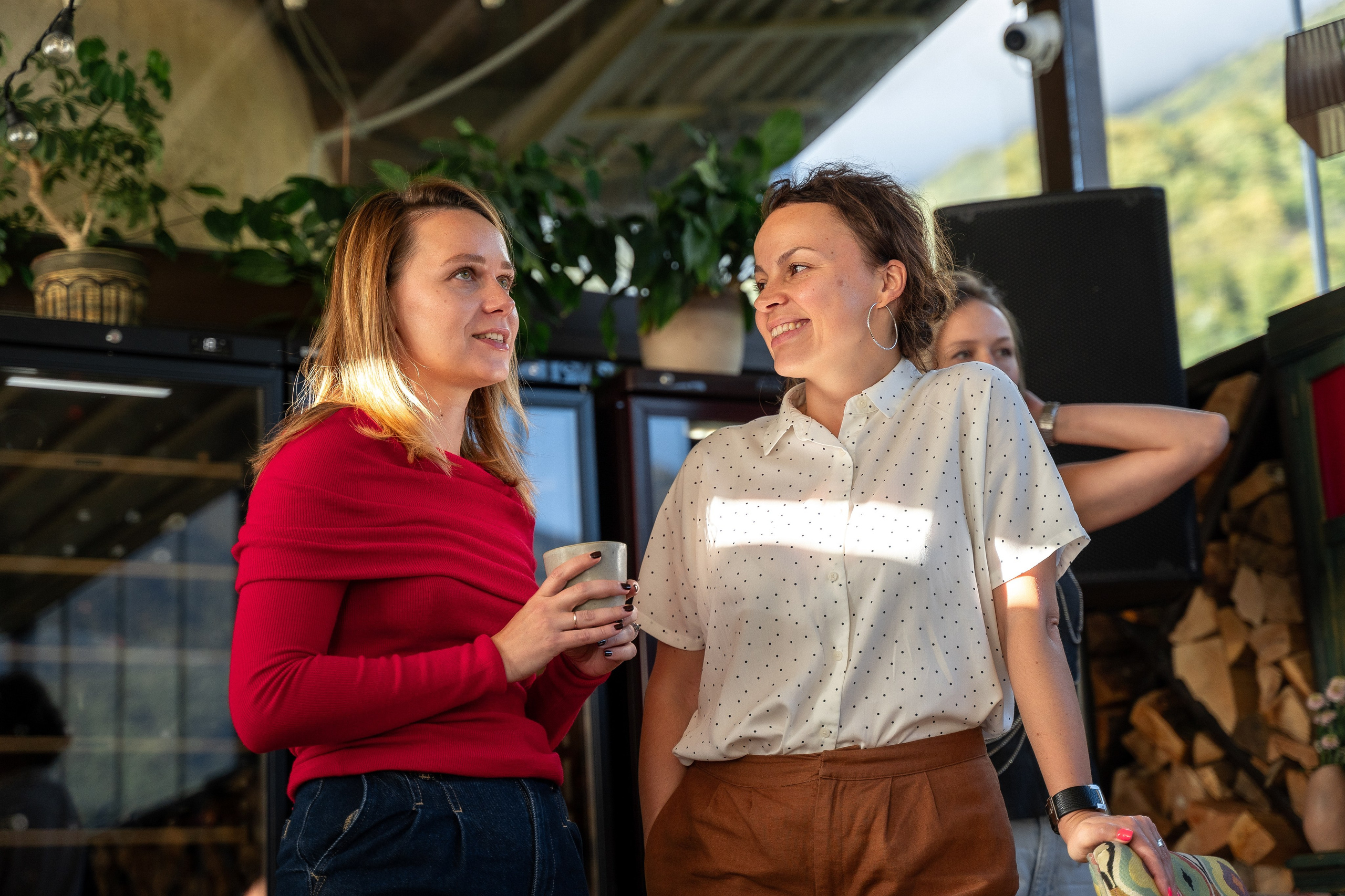 Портретный снимок девушек в кафе Яблоки Печем