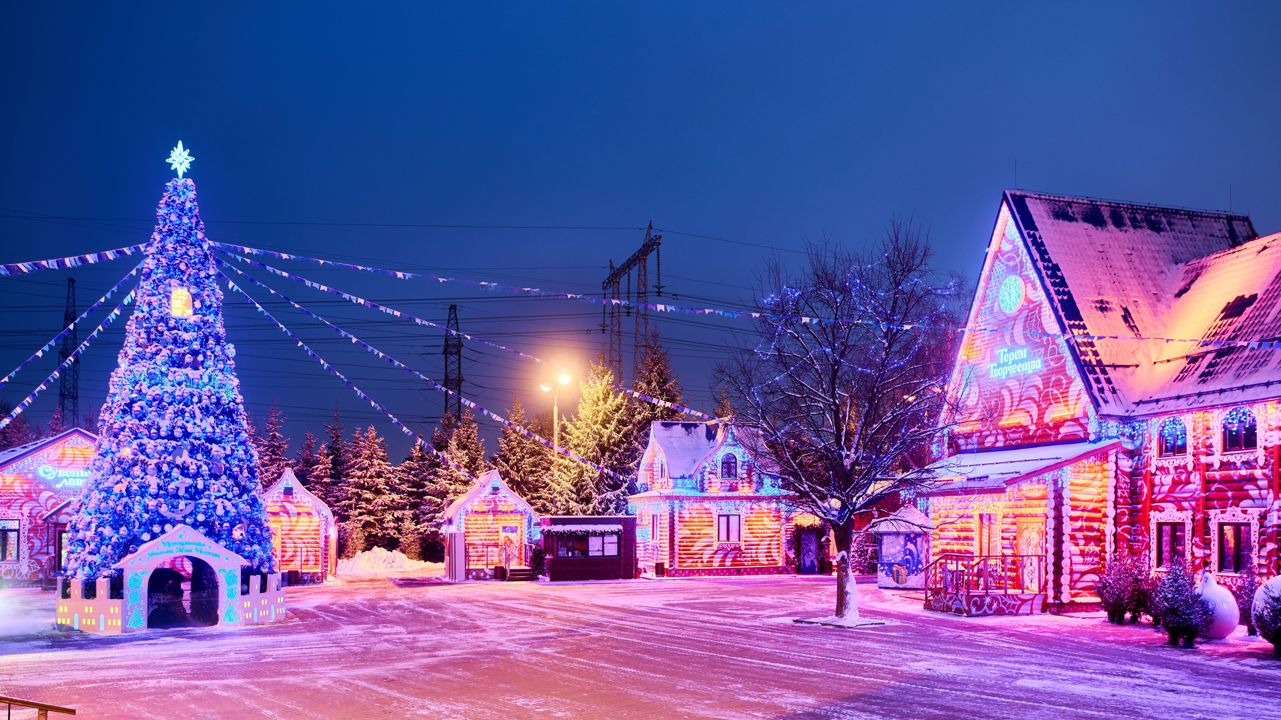 Терема Усадьбы Деда Мороза вечером. Никита Хохловский фото и видео продакшн