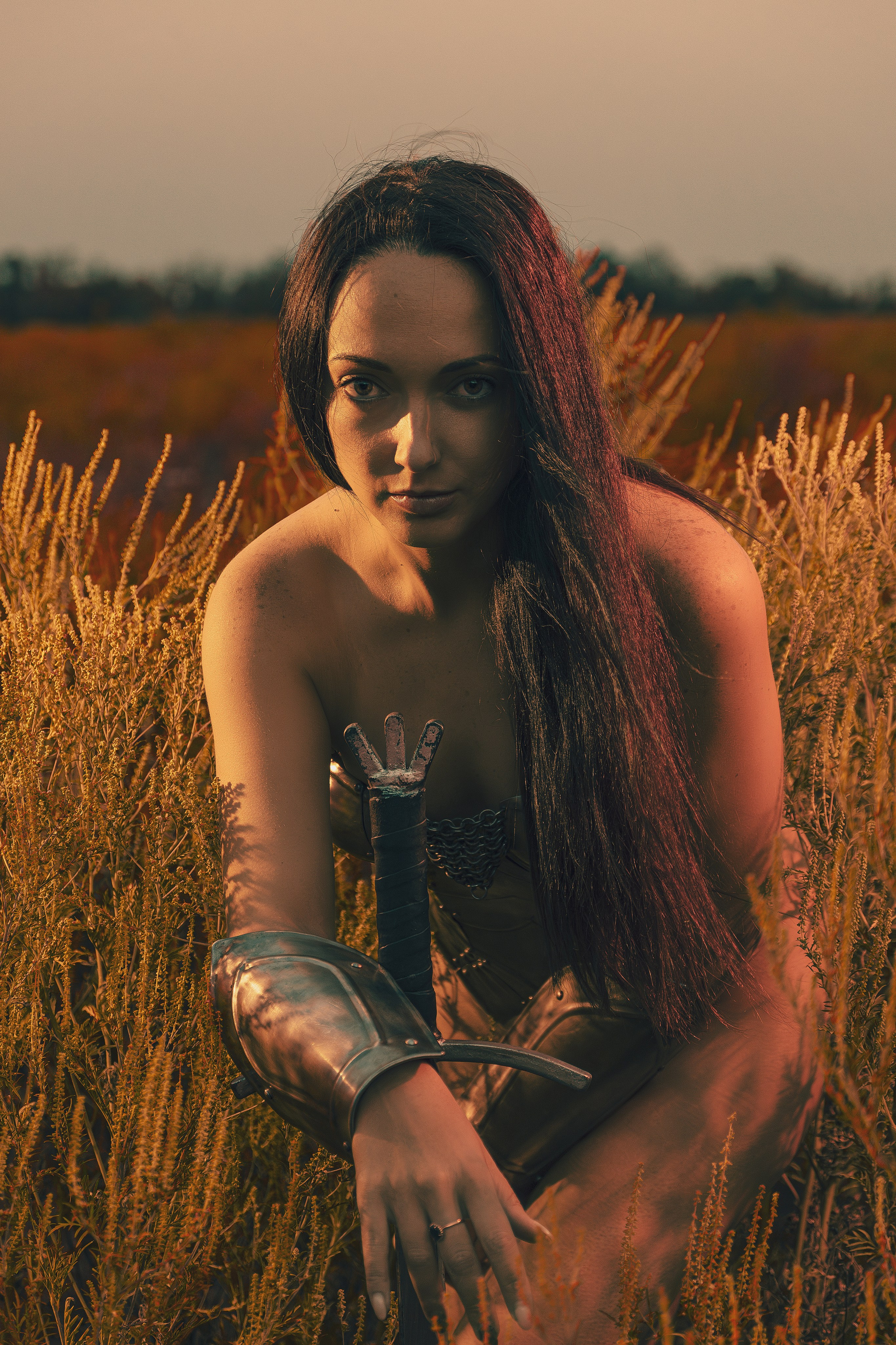Женская фотосессия в Ростове-на-дону в образе воительницы с доспехами и мечом в поле. Ню фотосессия в Ростове-на-Дону.