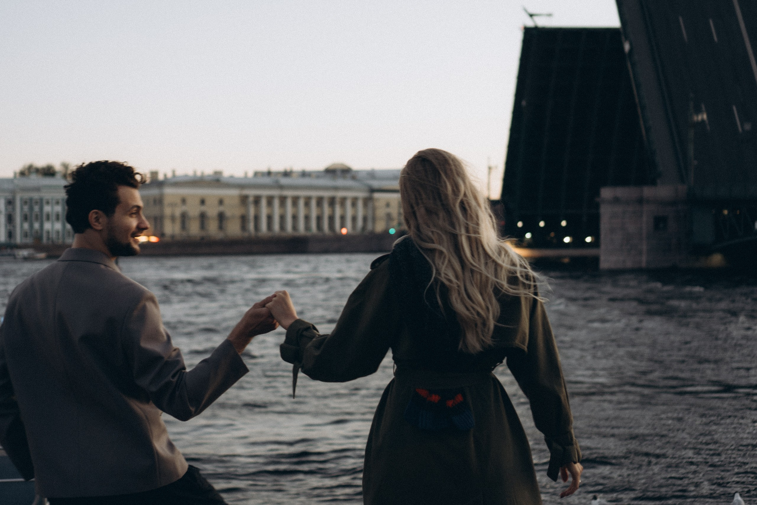 СВАДЕБНАЯ СЬЕМКА ПАРЫ НА РАССВЕТЕ В БЕЛЫЕ НОЧИ И ПРОГУЛКА С РАЗВОДНЫМИ МОСТАМИ И ПИКНИК ВОЗЛЕ ИСАКИЕВСКОГО СОБОРА. Профессиональный фотограф, Санкт-Петербург — Виктория Богомолова