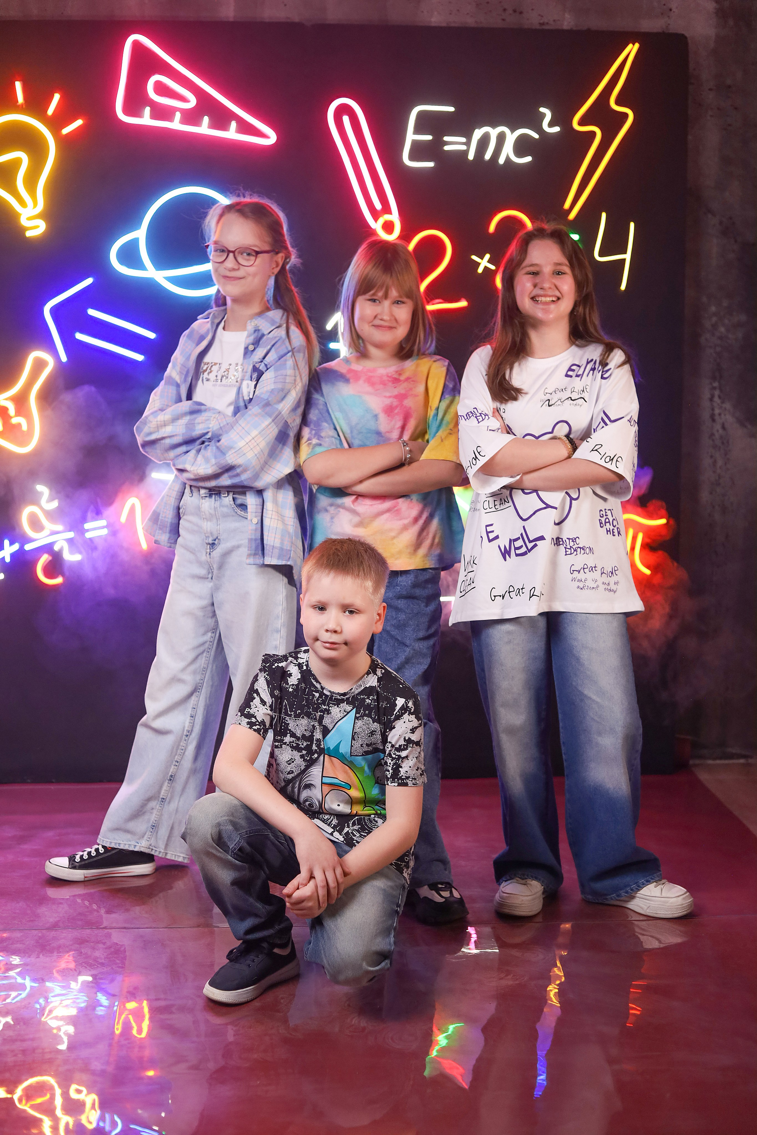 Выпускной альбом "Неон". Выпускные альбомы в Тюмени для школ, садов, вузов спортивных секций