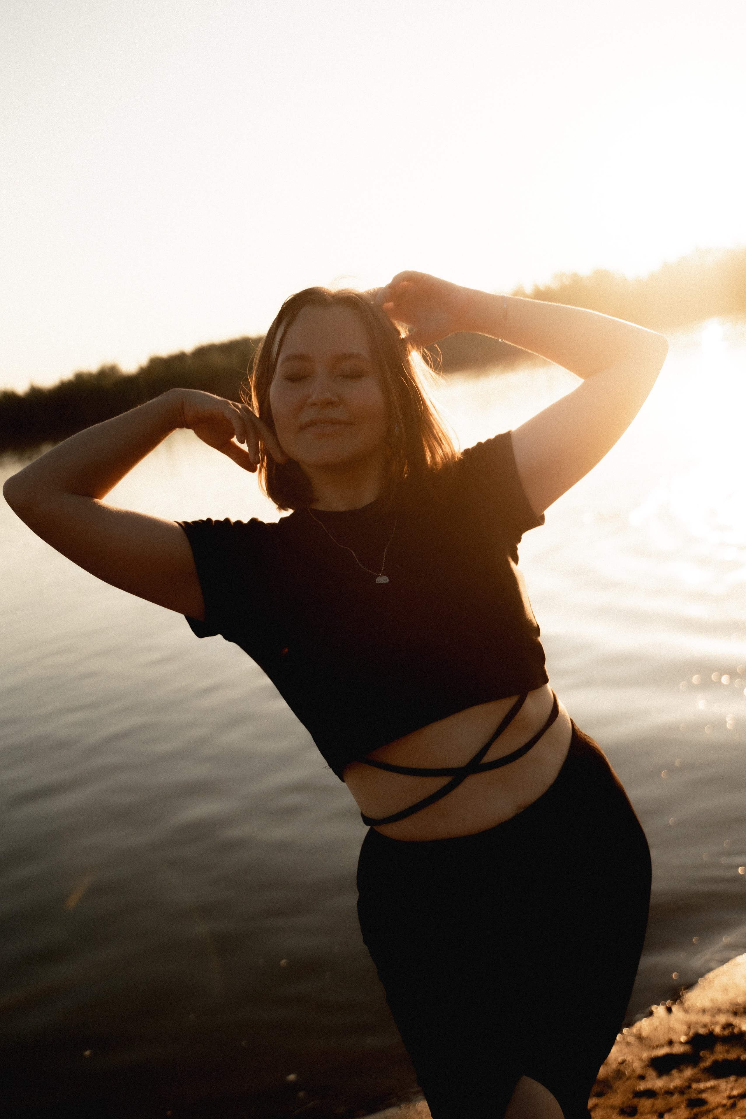 Девушки на берегу