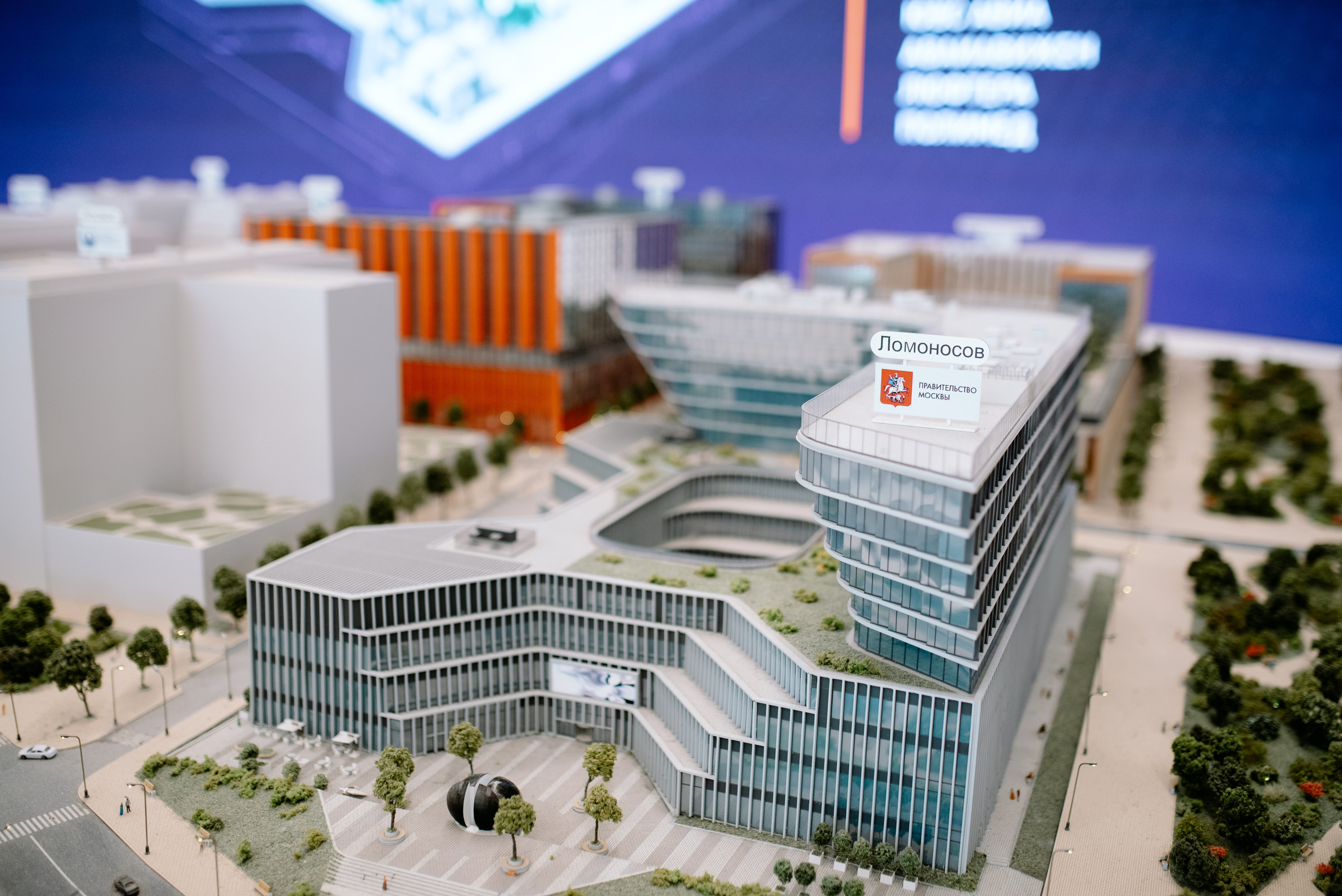 Выставки: Фотография с выставки, на которой посетители изучают представленные экспонаты. Скворцова Вероника. Татьяна Голикова. Михаил Мурашко. Единая Россия. Дума. Министр Здравоохранения. ФМБА. Правительство России. Фотография с форума, на которой участники активно участвуют в дискуссии.