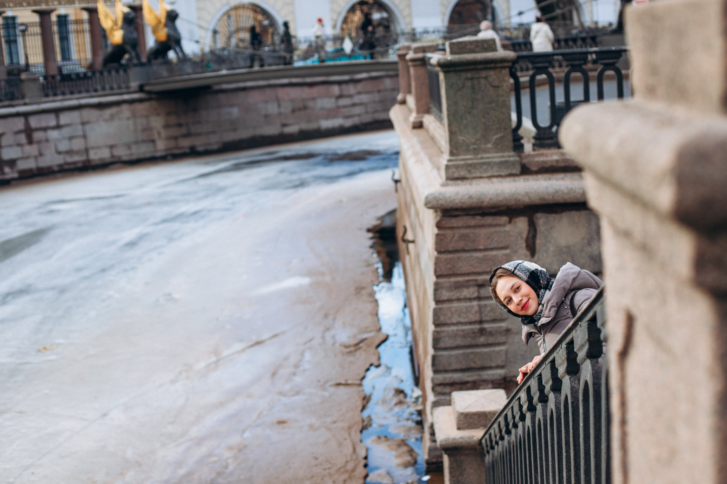 Диана с мамой Лейсан в марте. Фотопрогулка в Петербурге. Индивидуальный и семейный фотограф в Санкт-Петербурге