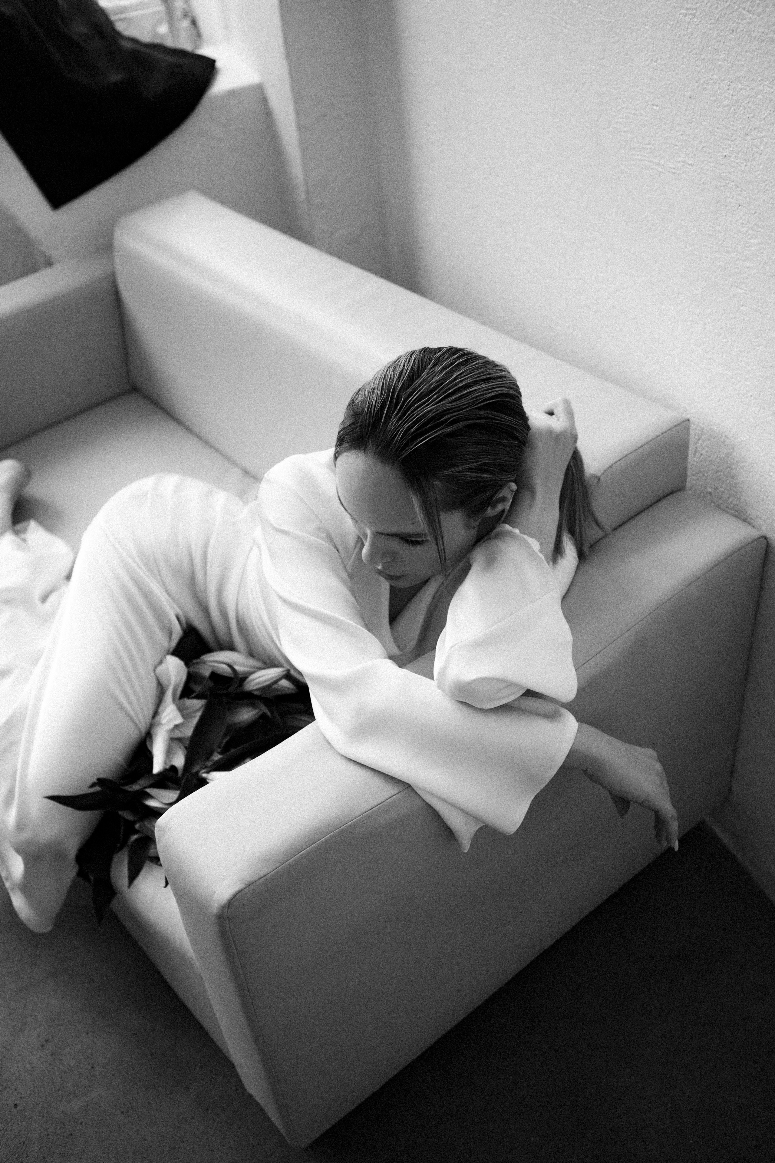 Арина. Фотосессия чб с лилиями в белой студии. Фотограф в Москве Ольга Сатони