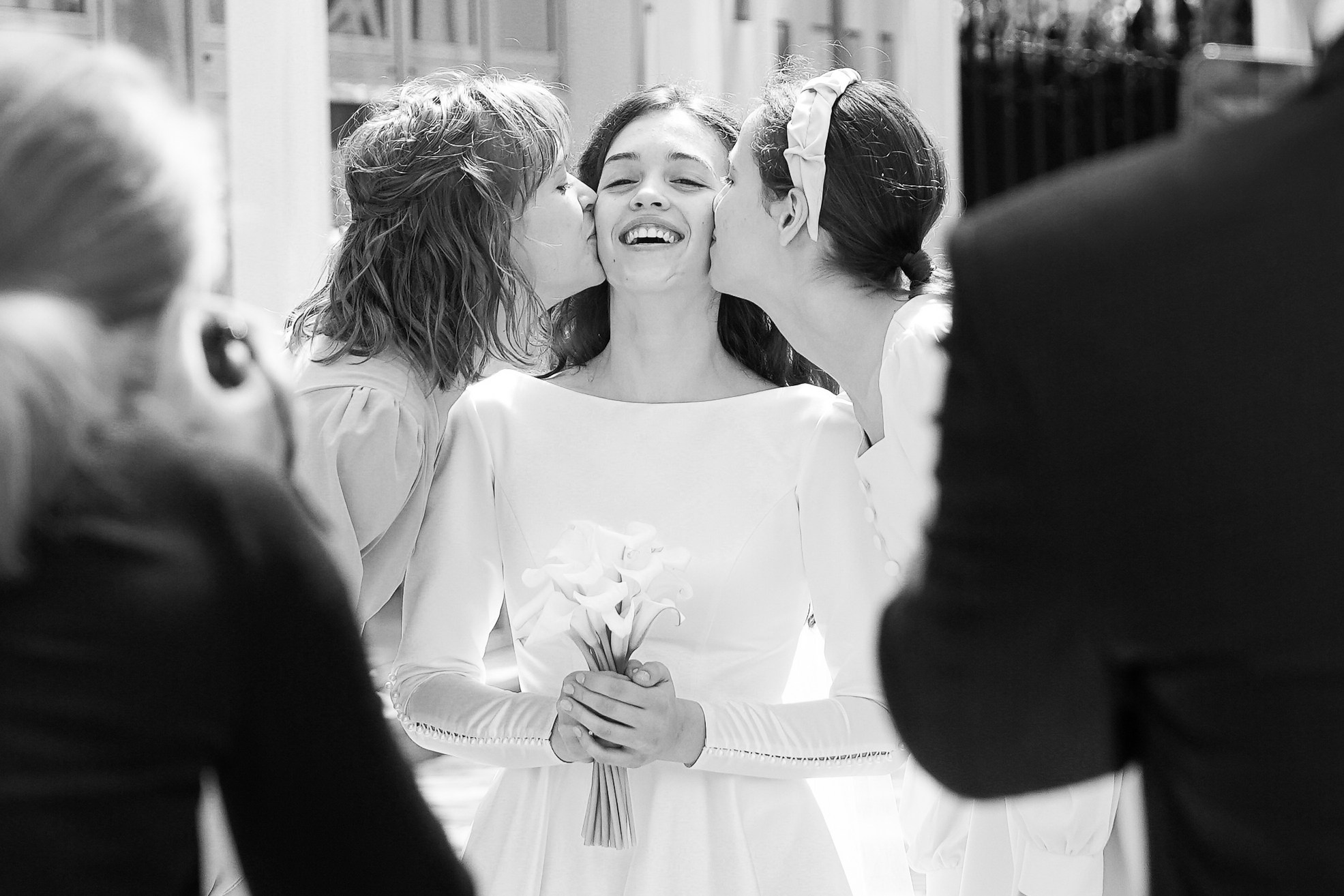 подружки невесты целуют ее в щеки