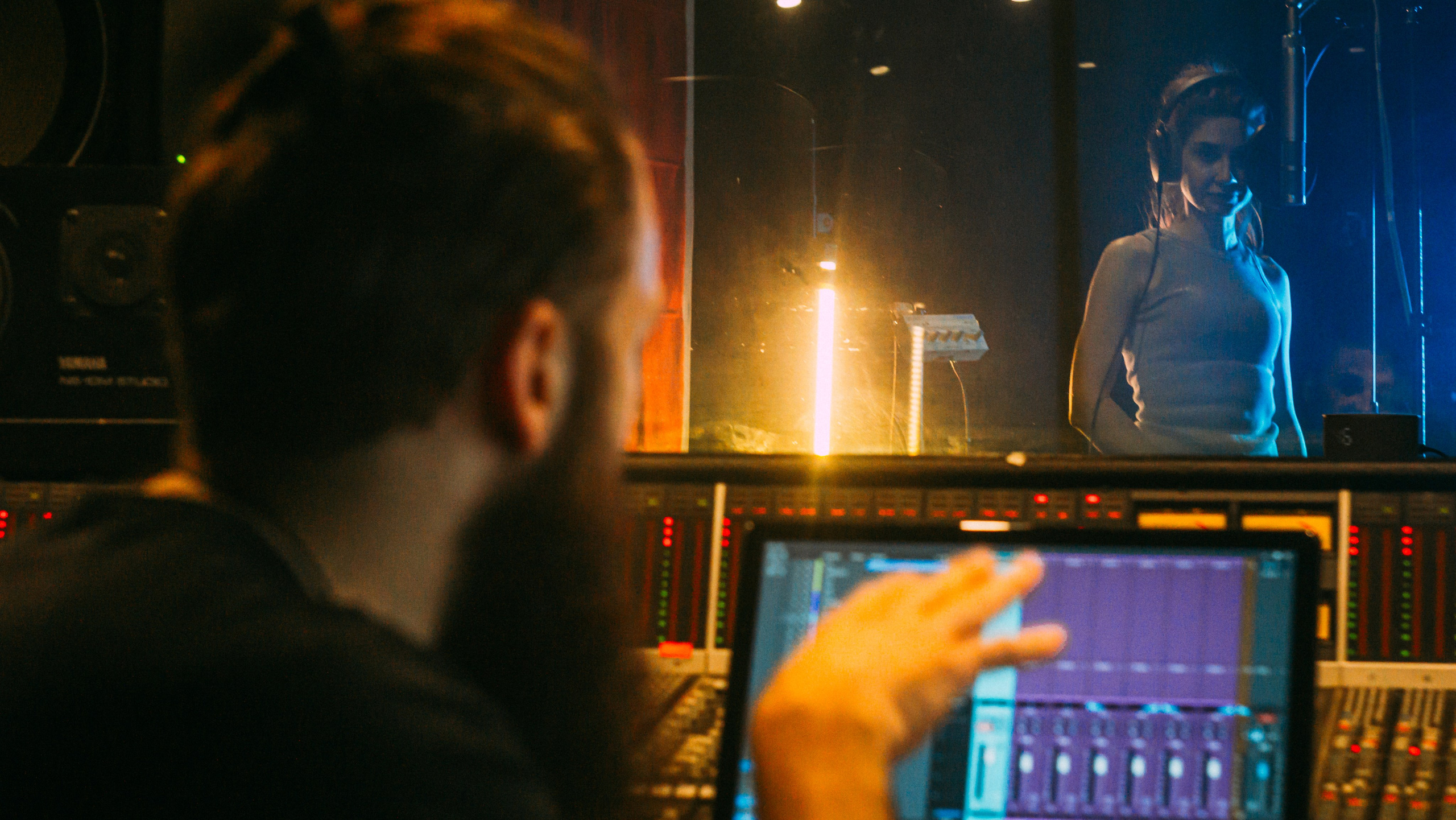 профессиональная фотосъемка музыкантов в студии звукозаписи, процесс звукозаписи