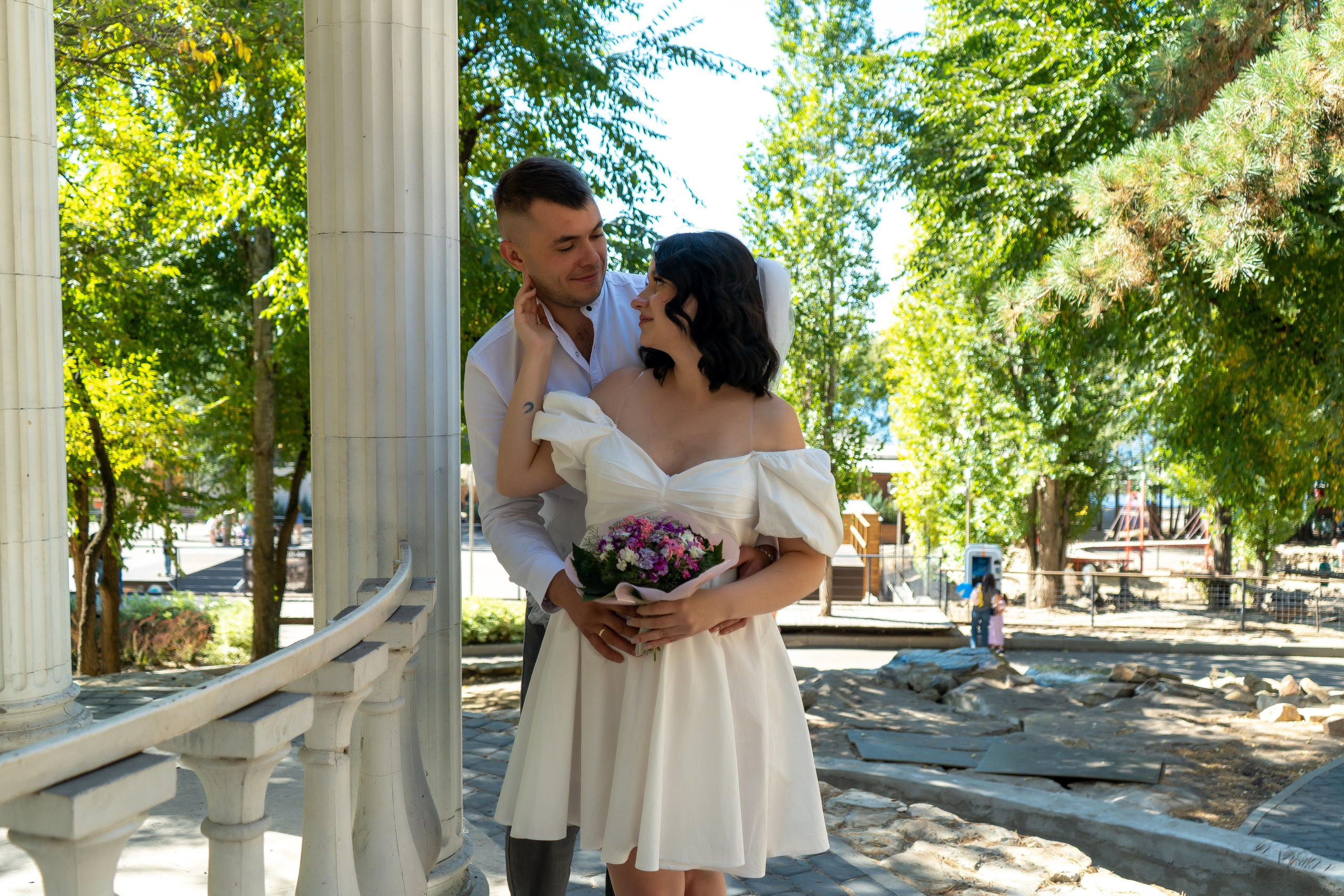 Фотосессия свадебная в парке в солнечную погоду в Воронеже