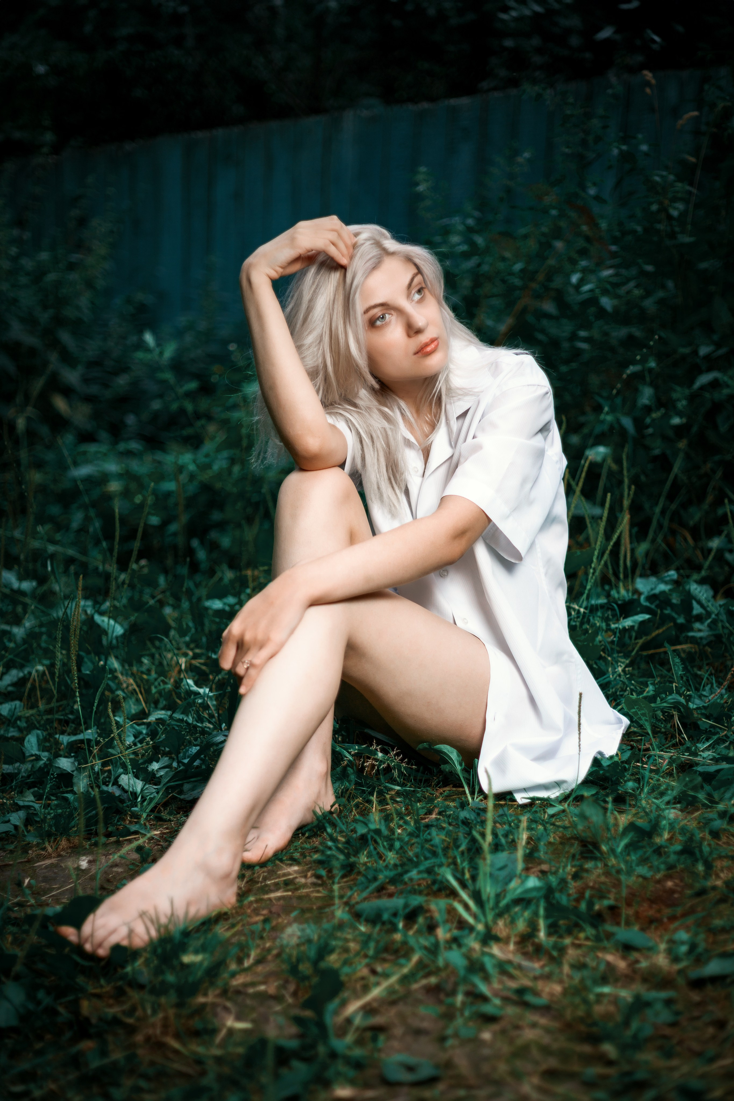 Откройте для себя магию "Белоснежной гармонии" в этом фотоальбоме, где девушка с белоснежными волосами предстаёт в утончённых образах на природе. Наслаждайтесь кадрами, где она лежит на дереве у озера и на траве, с элегантной рубашкой, добавляющей загадочности и эстетики. Девушка, молодая девушка, Блондинка, Фотосеесия, Подросток, Крашенные волосы, Озеро, Рубашка, Позировка, Потрет, Полуголая, Полуголая девушка, Девушка в белье, Дерево, Озеро, Красотка, Ноги, Трава, Ню,