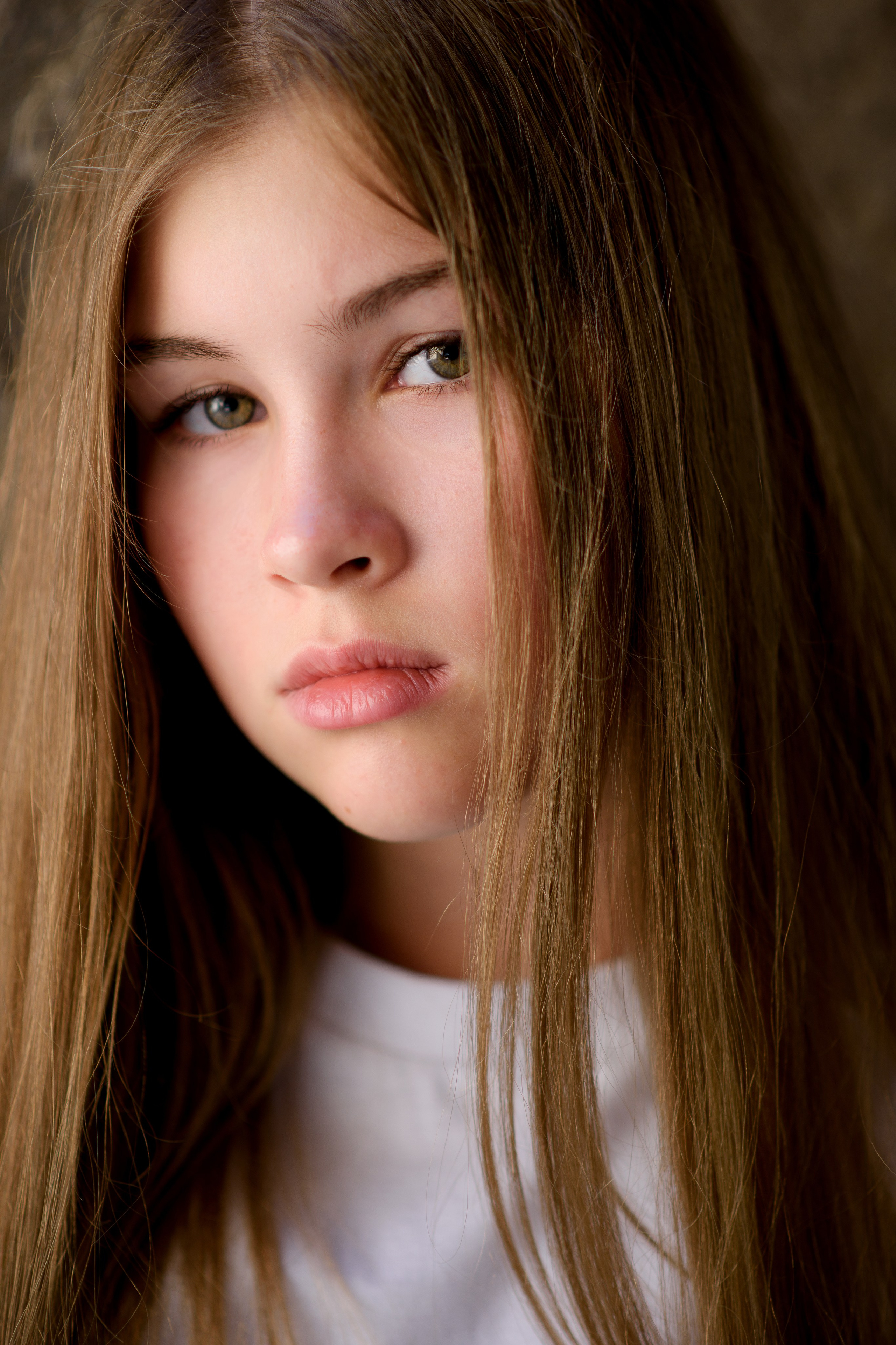 Фотосессия девочки подростка в старом городе. Главная