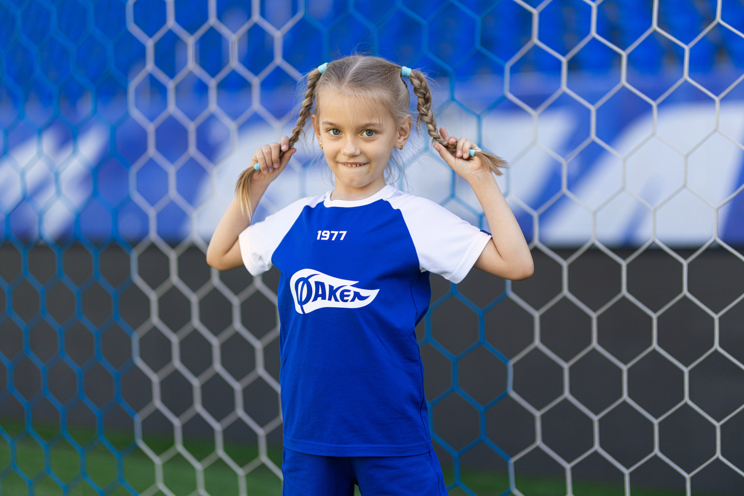 Детский портрет с Алисой на футбольном стадионе. Дмитрий Шульгин, портретный фотограф в Воронеже